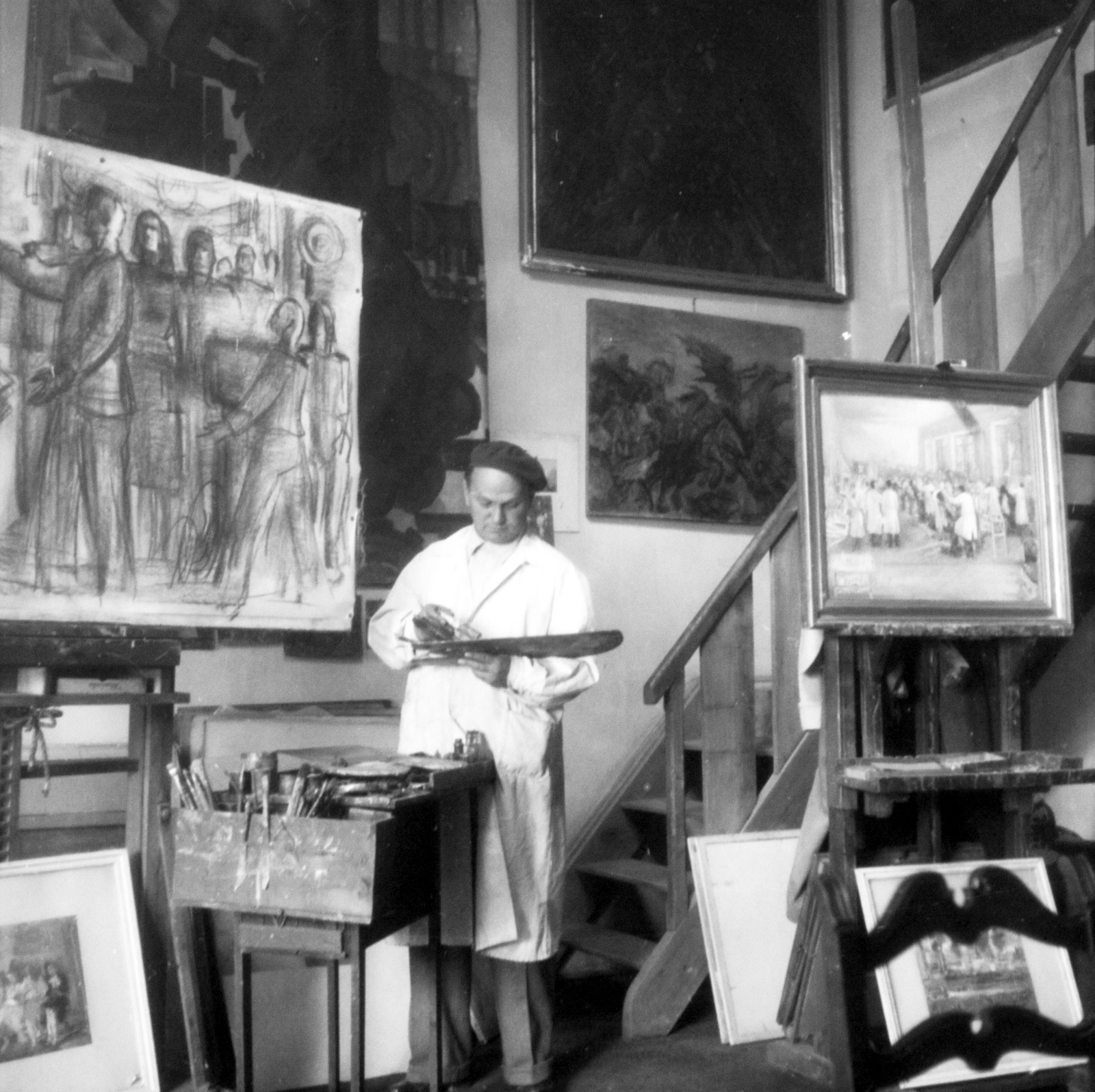 Hungary, Budapest VI., Epreskert, Ruzicskay György festőművész műtermében., 1955, Aradi Péter, Szenczi Mária, Budapest, studio, celebrity, photo aspect ratio: square, painter tools, painting, drawing, Fortepan #117350