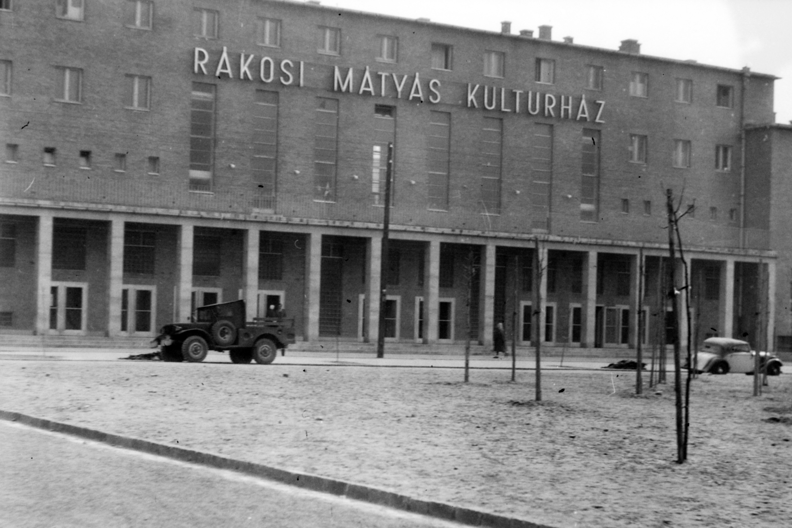 Magyarország, Budapest XIII., József Attila tér 4., Rákosi Mátyás Kultúrház (eredetileg OTI Kultúrház, ma József Attila Művelődési Központ)., 1955, Aradi Péter, Szenczi Mária, Dodge-márka, Dodge WC-széria, Budapest, modern építészet, facsemete, Fortepan #117355