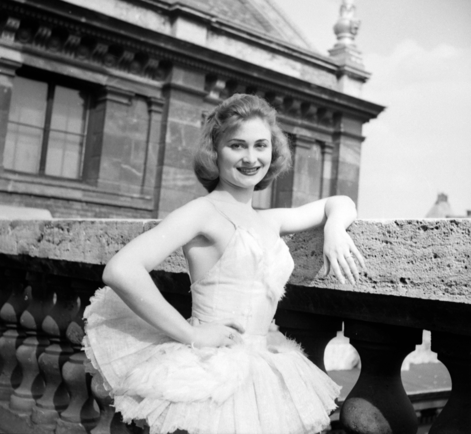 Hungary, Budapest VI., Andrássy (Sztálin) út, a felvétel az Operaház tetőteraszán készült., 1955, Aradi Péter, Szenczi Mária, Budapest, photo aspect ratio: square, ballerina, Fortepan #117363