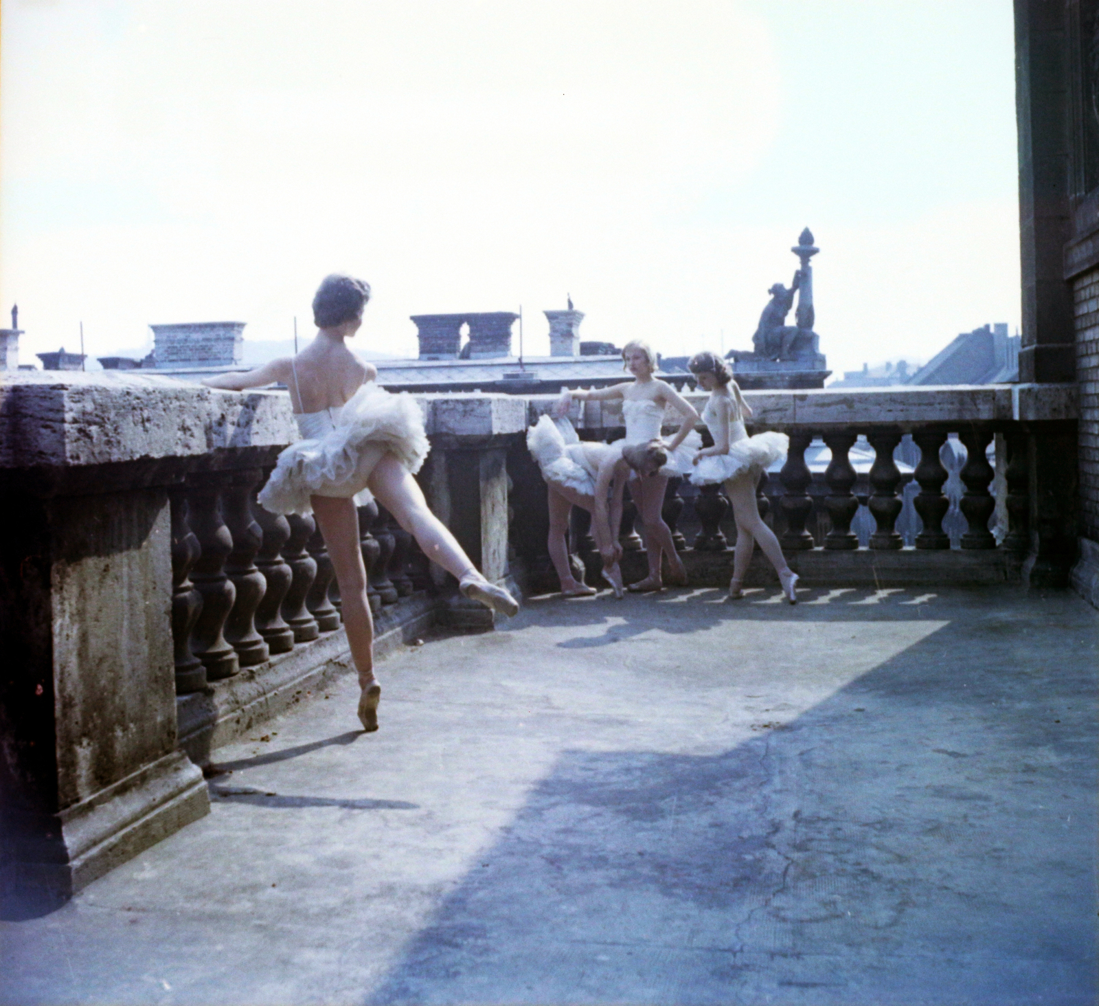 Hungary, Budapest VI., Andrássy (Sztálin) út, a felvétel az Operaház tetőteraszán készült, háttérben a Dalszínház utca - Révay utca sarkán álló ház teteje., 1955, Aradi Péter, Szenczi Mária, colorful, ballet, Budapest, photo aspect ratio: square, Fortepan #117364