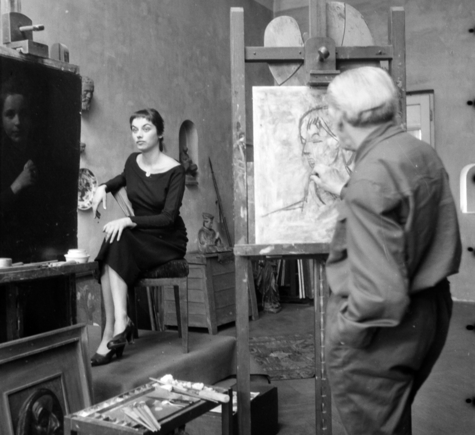 Hungary, Budapest VIII., Százados úti Művésztelep, Gábor Móric festőművész a műtermében., 1958, Aradi Péter, Szenczi Mária, fashion, studio, painting, scale model, woman, easel, painter, Budapest, Fortepan #117372