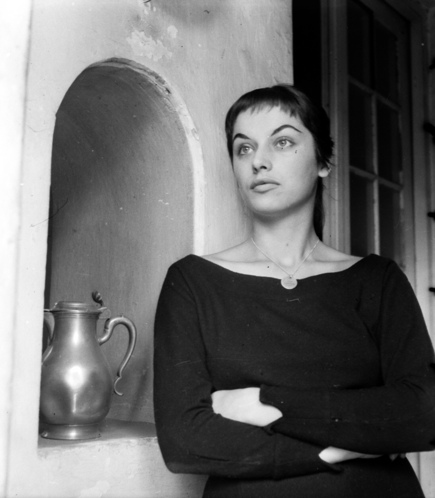 Hungary, Budapest VIII., a felvétel a Százados úti Művésztelepen, Gábor Móric festőművész műtermében készült., 1958, Aradi Péter, Szenczi Mária, Budapest, studio, scale model, eyebrow, lady, Fortepan #117373