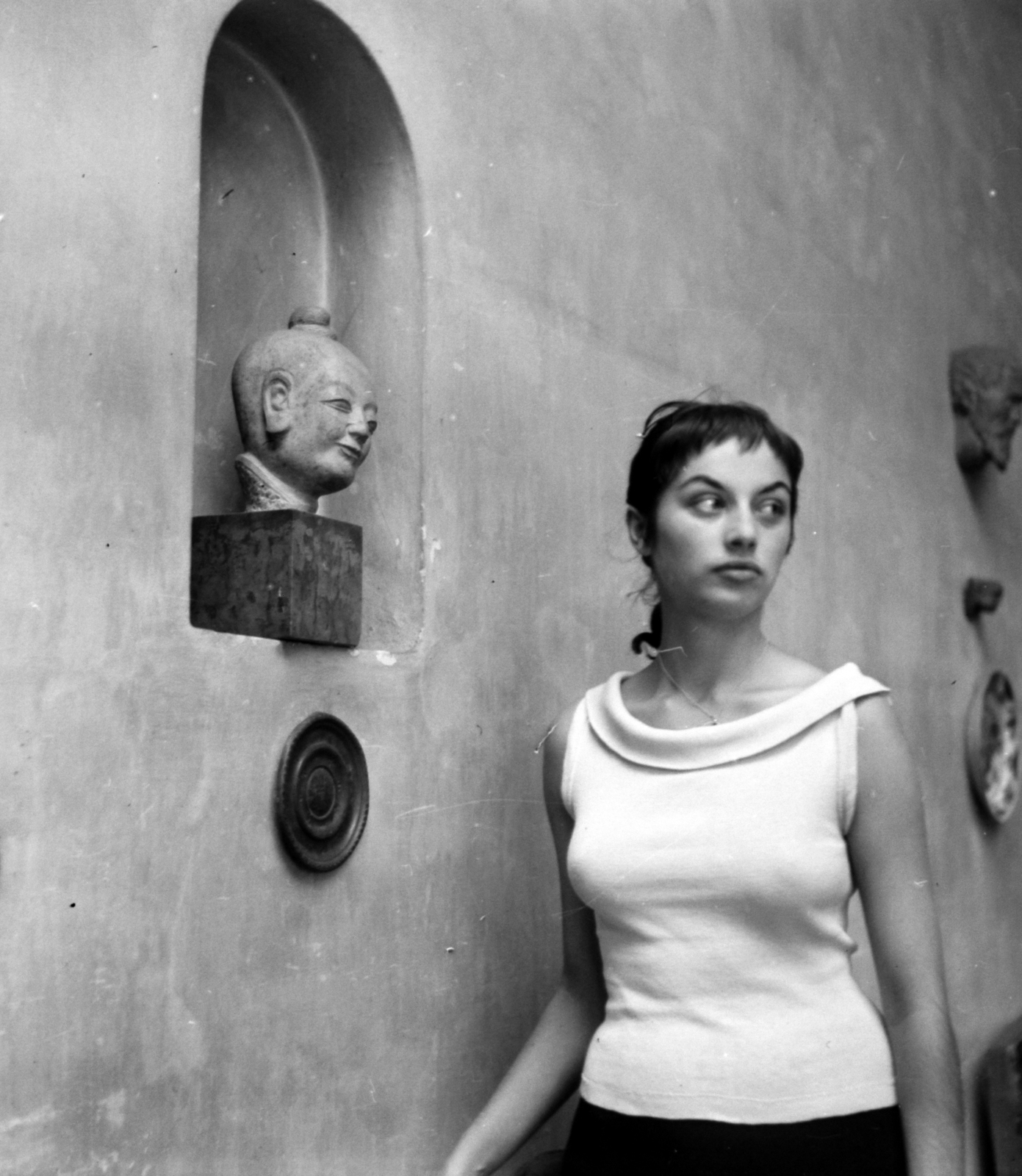 Hungary, Budapest VIII., a felvétel a Százados úti Művésztelepen, Gábor Móric festőművész műtermében készült., 1958, Aradi Péter, Szenczi Mária, Budapest, studio, scale model, lady, Fortepan #117375