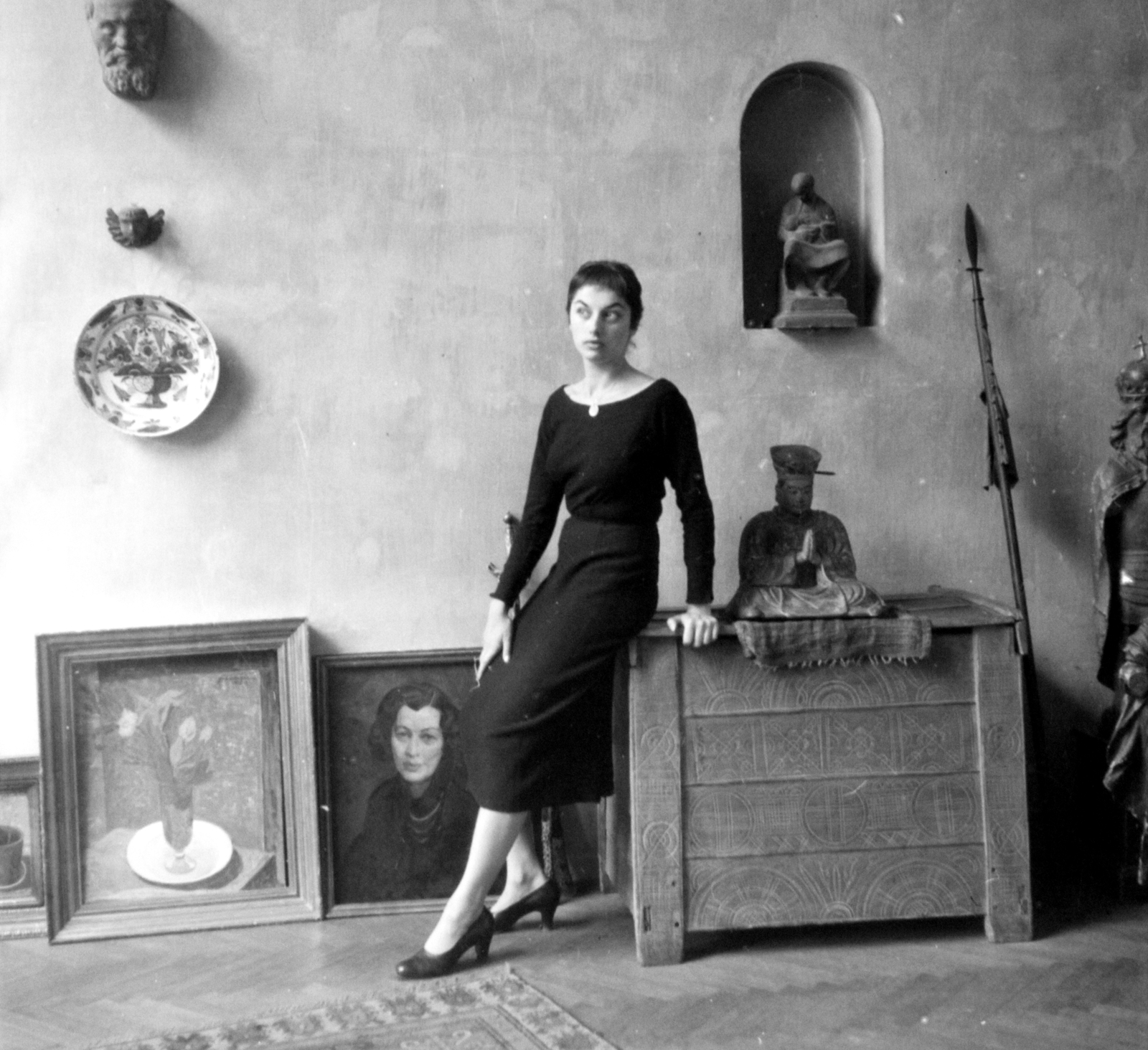 Hungary, Budapest VIII., a felvétel a Százados úti Művésztelepen, Gábor Móric festőművész műtermében készült., 1958, Aradi Péter, Szenczi Mária, fashion, studio, painting, woman, sculptor, Budapest, Fortepan #117378