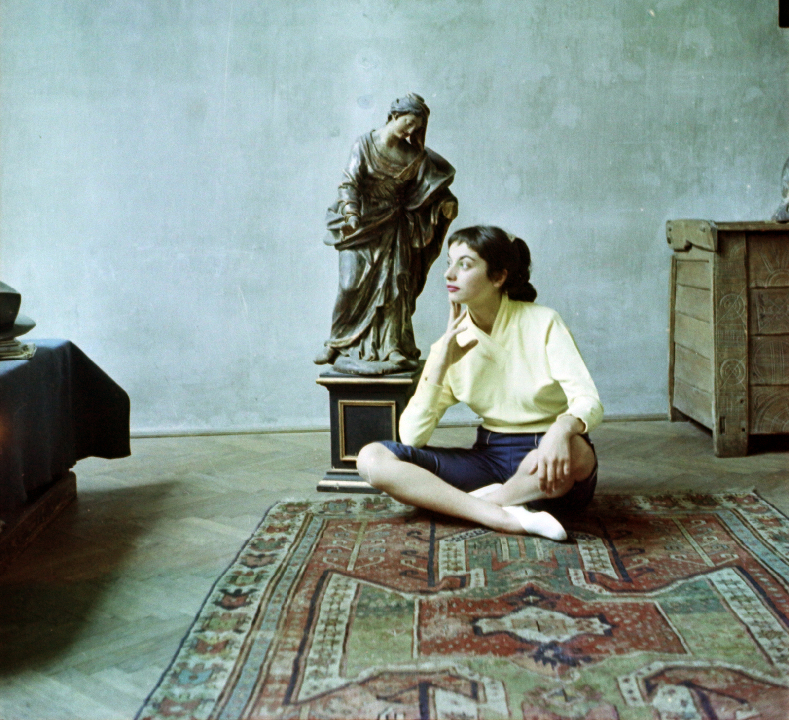 Hungary, Budapest VIII., a felvétel a Százados úti Művésztelepen, Gábor Móric festőművész műtermében készült., 1958, Aradi Péter, Szenczi Mária, fashion, colorful, carpet, woman, Budapest, ponytail, studio, Fortepan #117381