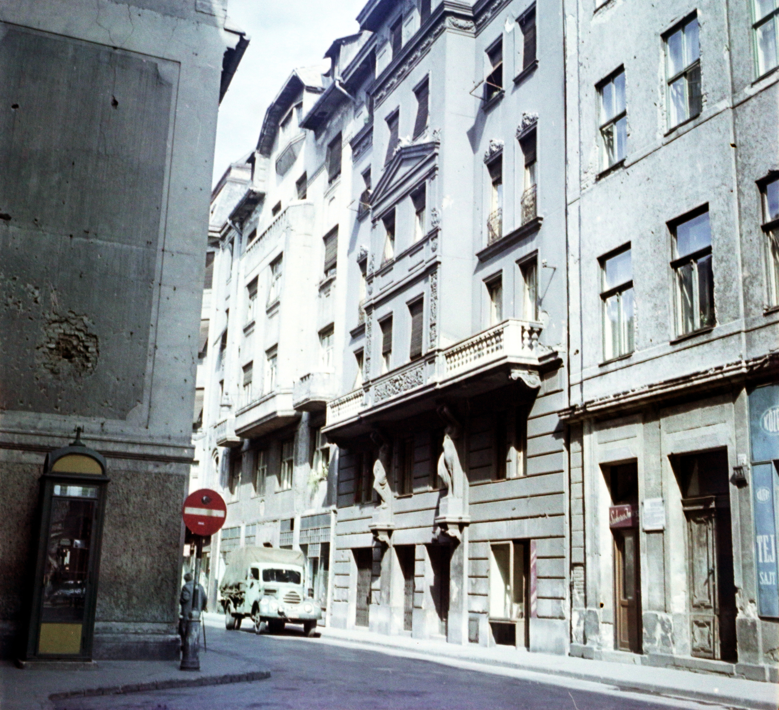 Hungary, Budapest V., Királyi Pál utca, szemben középen a 10-es számú ház., 1960, Aradi Péter, Szenczi Mária, colorful, Budapest, dairy, phone booth, Fortepan #117390