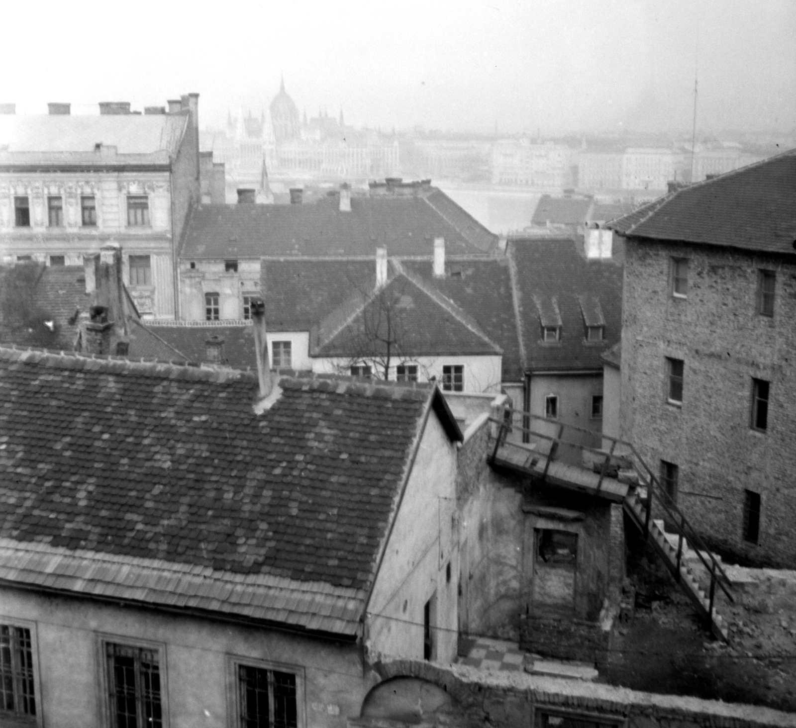 Magyarország, Budapest I., kilátás a Hunyadi János út felső szakasza felől, előtérben a Csónak utca, a háttérben a Parlament., 1956, Aradi Péter, Szenczi Mária, Budapest, háztető, Fortepan #117413