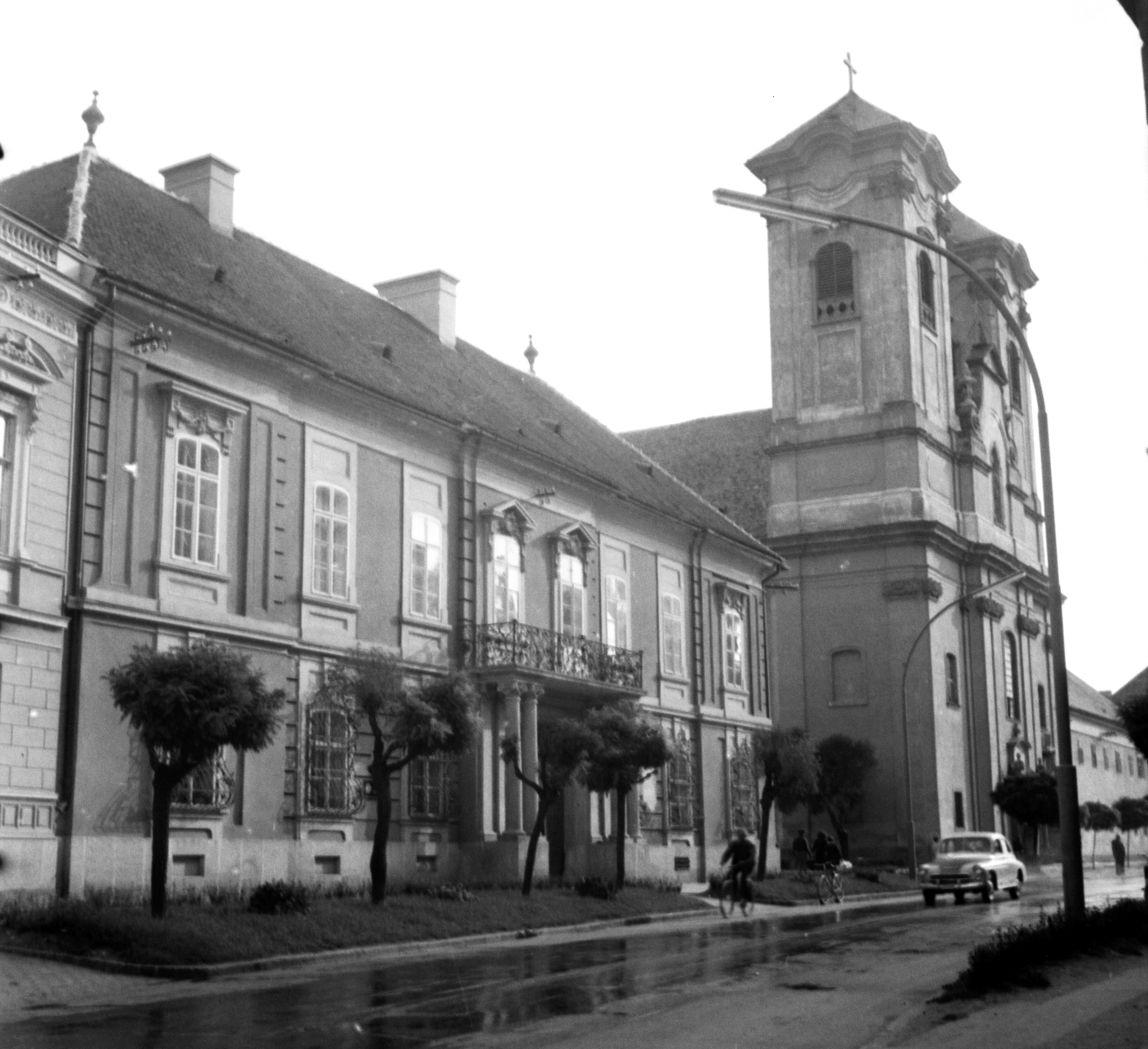 Magyarország, Eger, Kossuth Lajos utca, Ferences templom., 1956, Aradi Péter, Szenczi Mária, palota, Ferences rend, Fortepan #117421