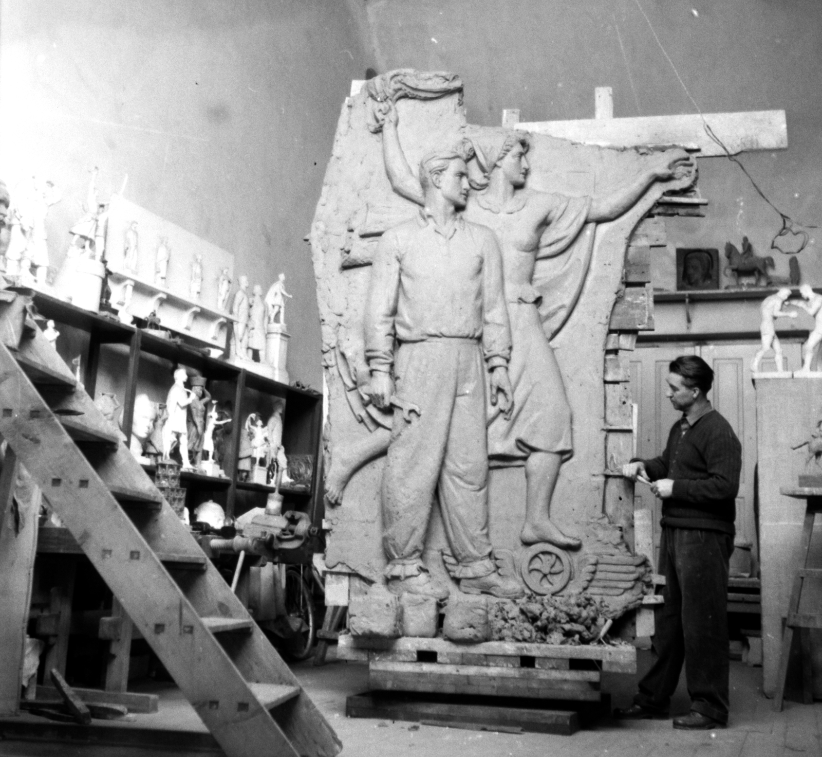 Magyarország, Budapest VIII., Százados úti Művésztelep, Búza Barna szobrászművész a műtermében. A dombormű a hatvani vasútállomás pénztártermének díszítésére készült., 1956, Aradi Péter, Szenczi Mária, Budapest, dombormű, műterem, szobrász, szoborterv, Fortepan #117425