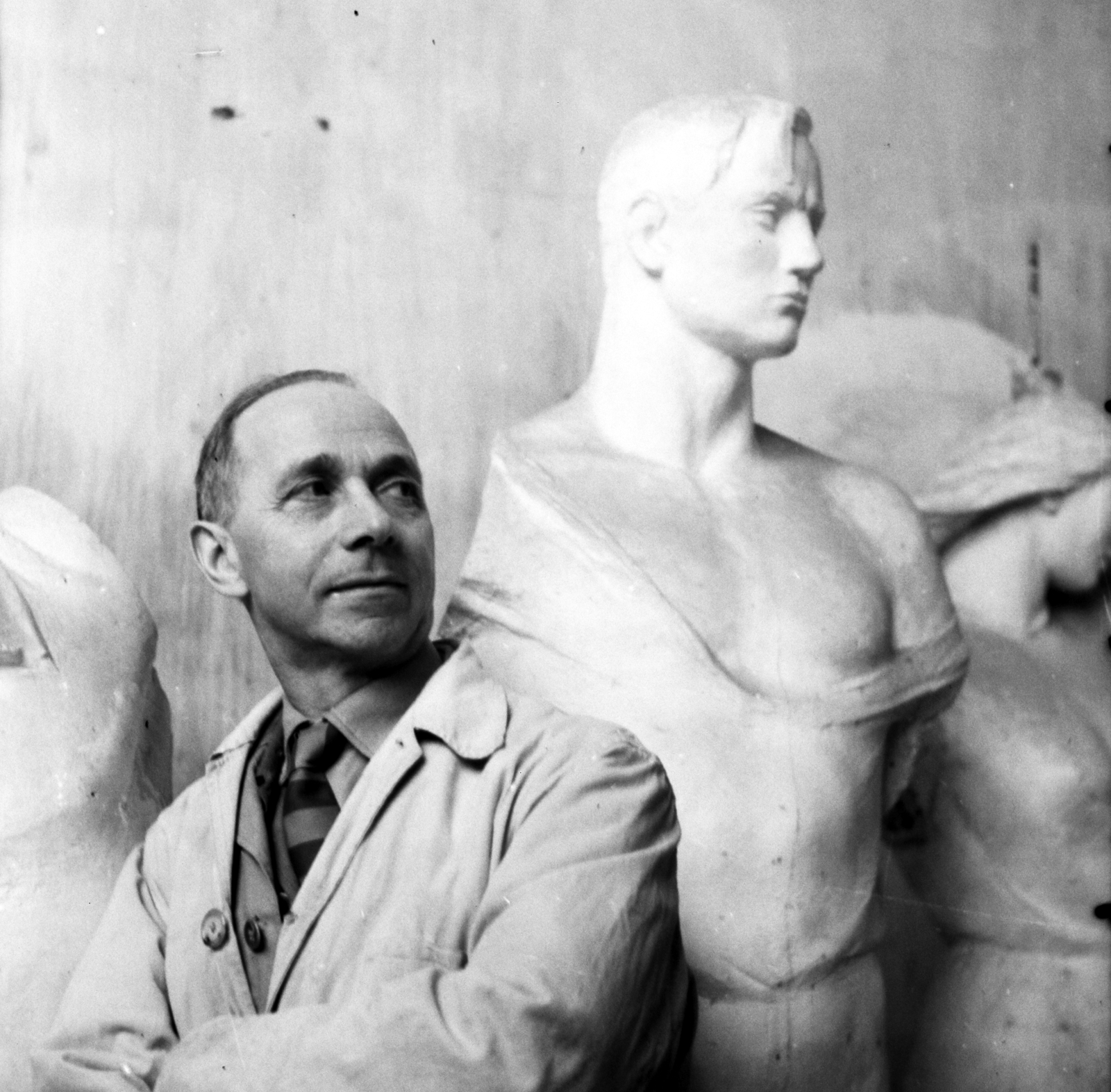 Magyarország, Olcsai Kiss Zoltán szobrászművész. Háttérben a Munkásmozgalmi Pantheon alakjainak gipszmintája., 1956, Aradi Péter, Szenczi Mária, híres ember, portré, Fortepan #117430