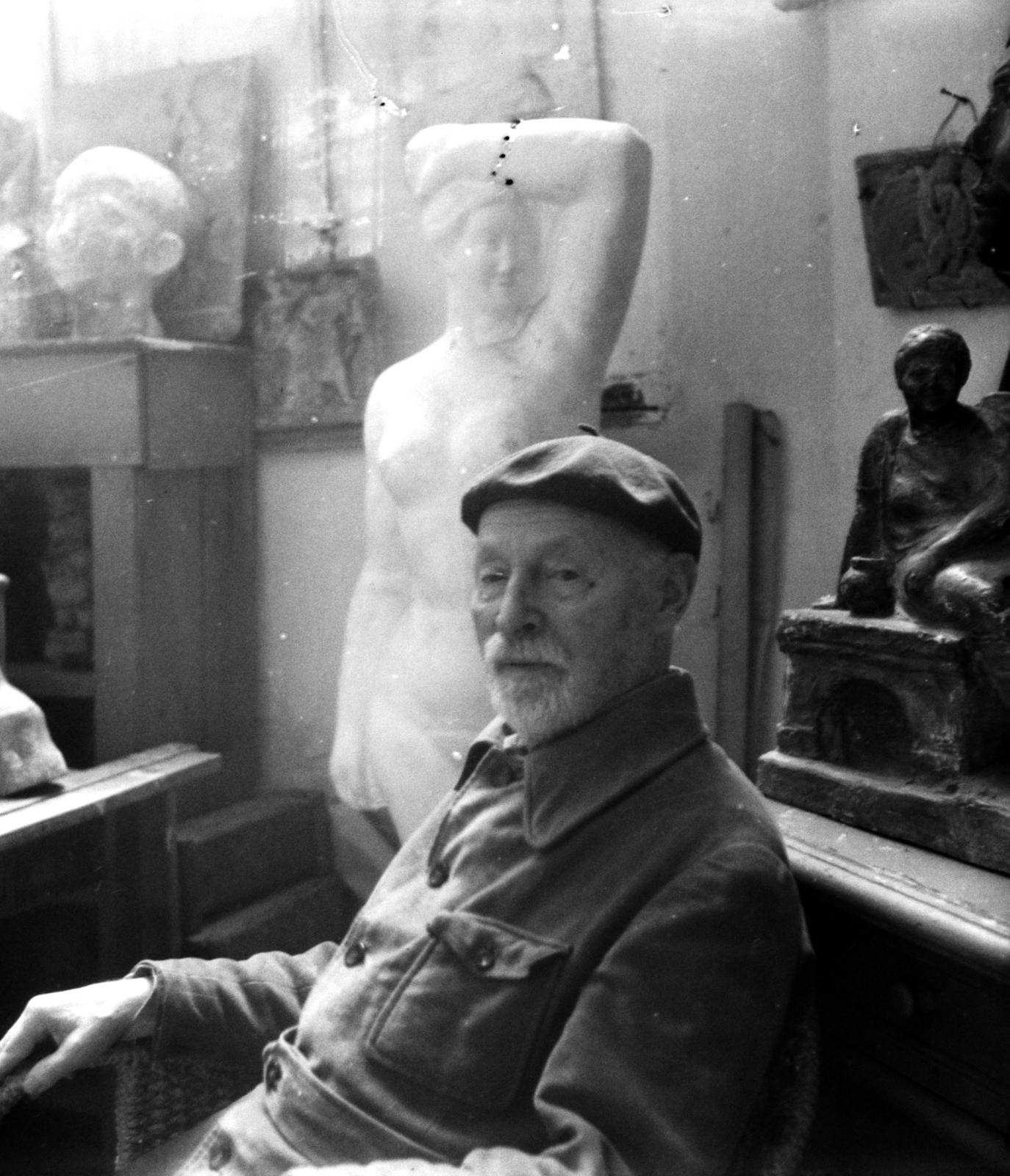 Magyarország, Budapest VIII., Medgyessy Ferenc szobrászművész a Százados úti műtermében., 1956, Aradi Péter, Szenczi Mária, Budapest, műterem, svájcisapka, híres ember, portré, Fortepan #117438