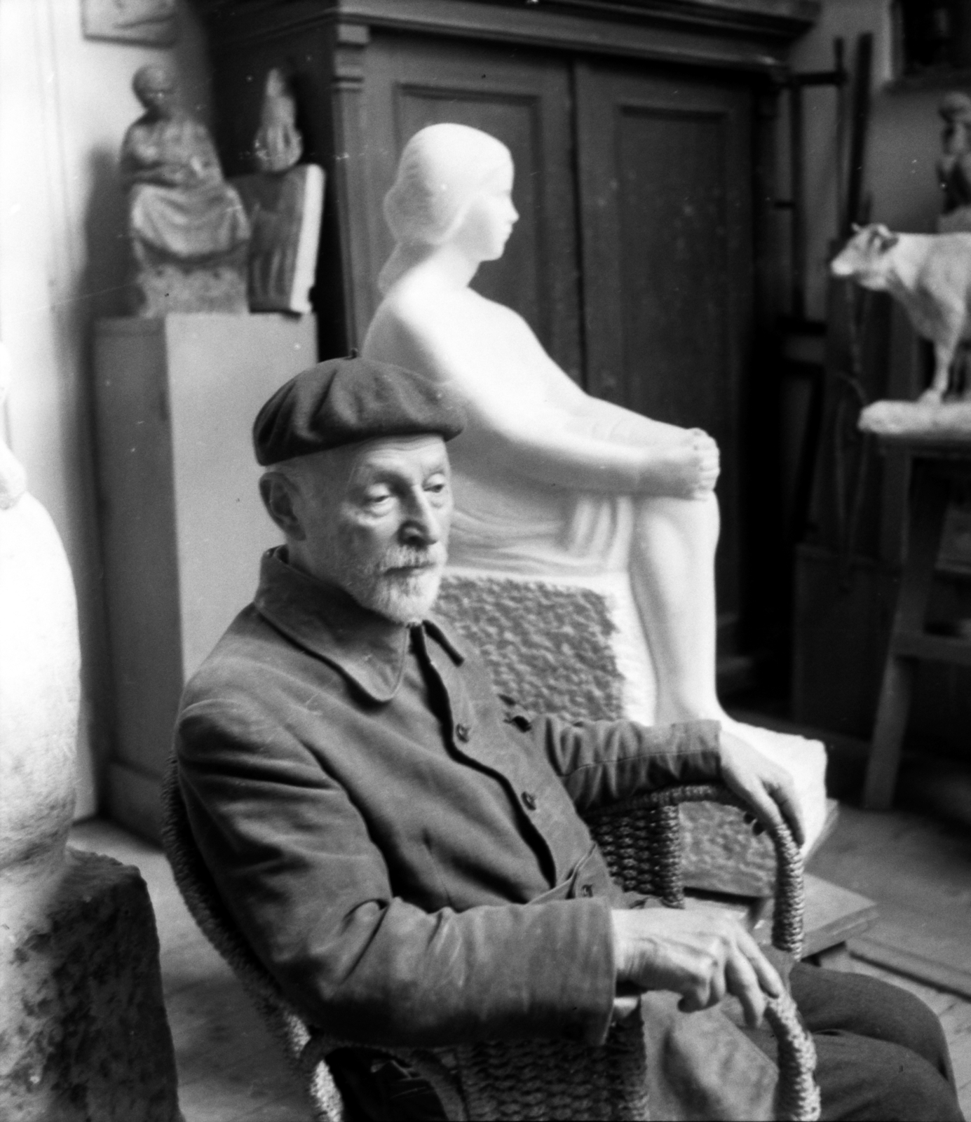 Magyarország, Budapest VIII., Medgyessy Ferenc szobrászművész a Százados úti műtermében. Háttérben alkotása a Pihenő lányka., 1956, Aradi Péter, Szenczi Mária, szobrász, Budapest, műterem, híres ember, Fortepan #117439