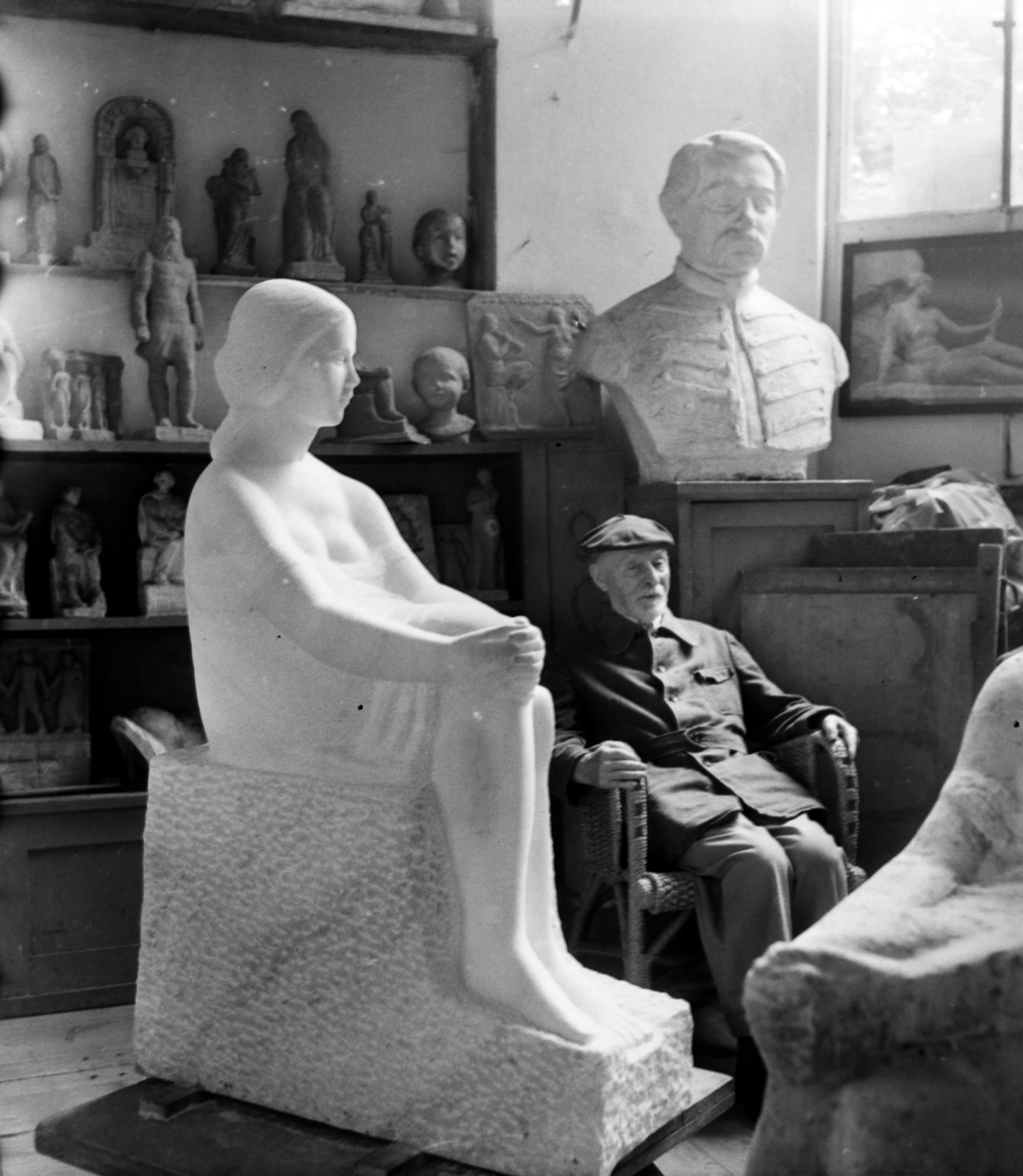 Hungary, Budapest VIII., Medgyessy Ferenc szobrászművész a Százados úti műtermében. Előtérben alkotása a Pihenő lányka., 1956, Aradi Péter, Szenczi Mária, Budapest, studio, sculpture, celebrity, Best of, Fortepan #117444