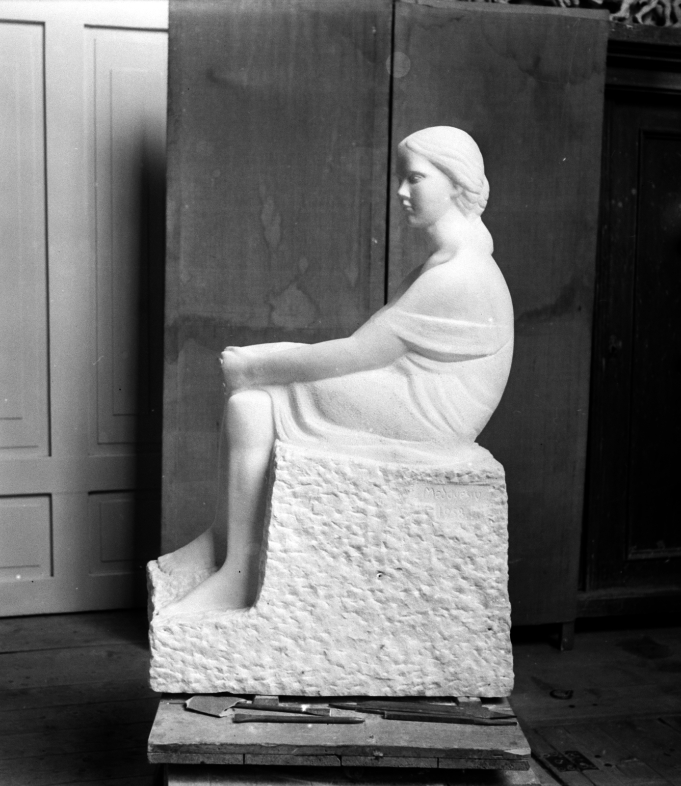 Magyarország, Budapest VIII., Százados úti műterem, Medgyessy Ferenc szobrászművész alkotása, Pihenő lányka., 1956, Aradi Péter, Szenczi Mária, Budapest, szobor, nőalak, Fortepan #117449