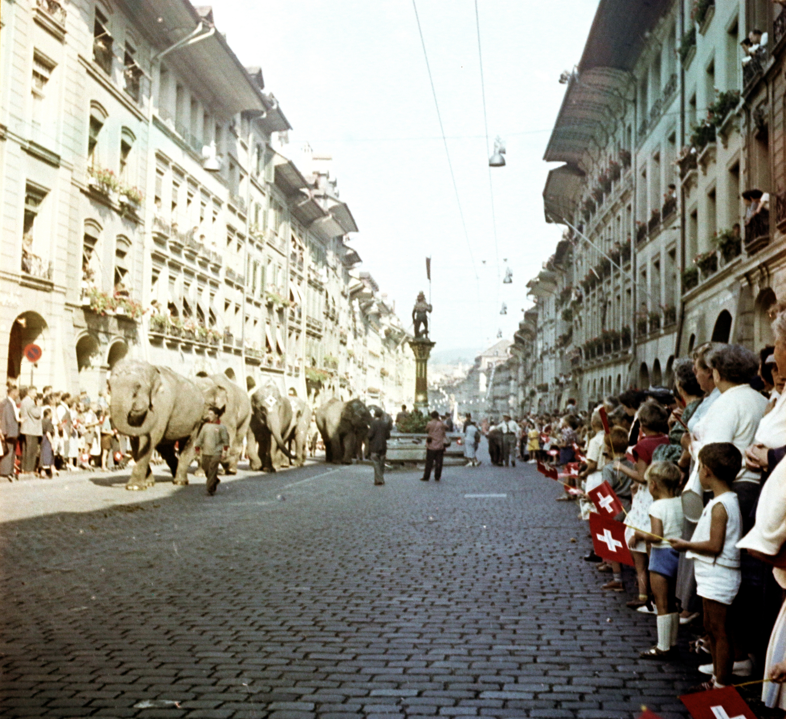 Switzerland, Bern, Kramgasse, szemben a Zähringer-kút., 1965, Aradi Péter, Szenczi Mária, colorful, elephant, Fortepan #117456