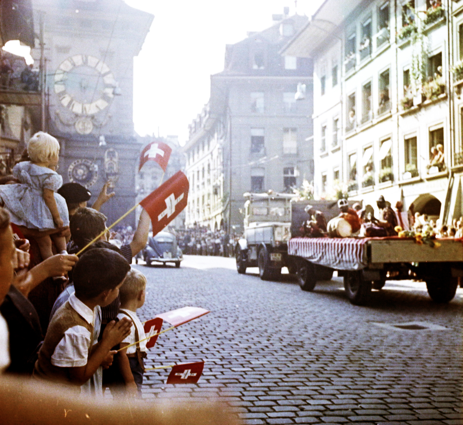 Switzerland, Bern, Kramgasse, balra a középkori Zytglogge (Óratorony)., 1965, Aradi Péter, Szenczi Mária, colorful, gate tower, astronomical clock, World Heritage, clock tower, Fortepan #117457