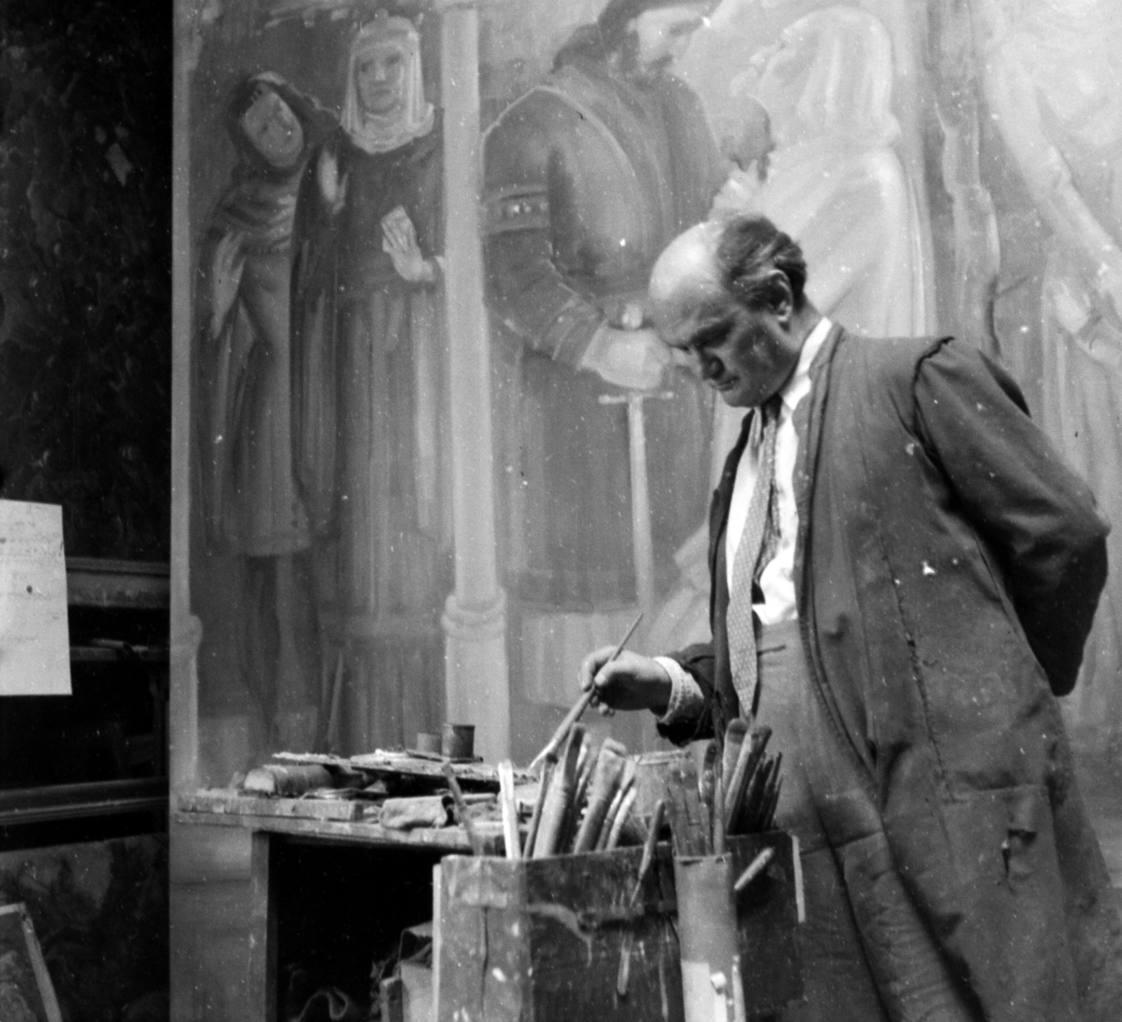 Hungary, Budapest VI., Epreskert, Ruzicskay György festőművész műtermében, háttérben a Bánk Bán és Tiborc című műve., 1955, Aradi Péter, Szenczi Mária, Budapest, studio, celebrity, photo aspect ratio: square, overall, Fortepan #117468