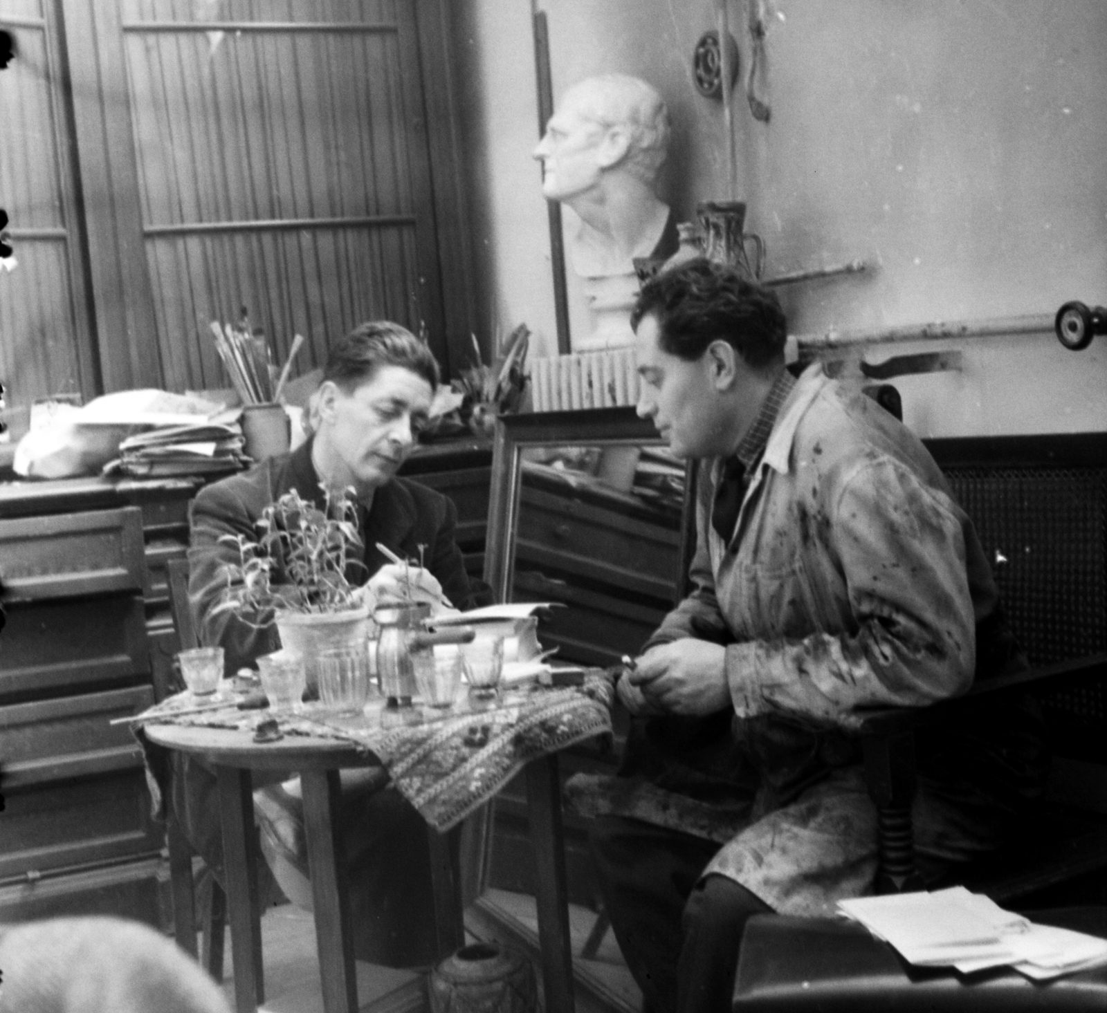 Magyarország, balról Domanovszky Endre és Kádár György festőművészek., 1956, Aradi Péter, Szenczi Mária, munkaköpeny, híres ember, asztal, műterem, pohár, festőszerszám, Fortepan #117473