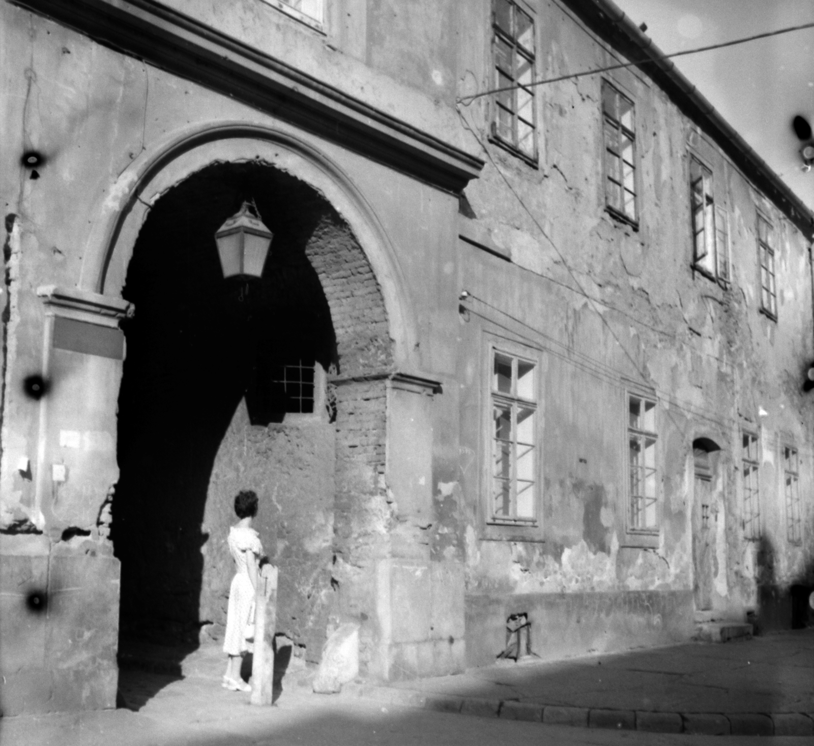 Magyarország, budai Vár, Budapest I., Úri utca, balra a Balta köz bejárata., 1956, Aradi Péter, Szenczi Mária, Budapest, boltív, Fortepan #117482