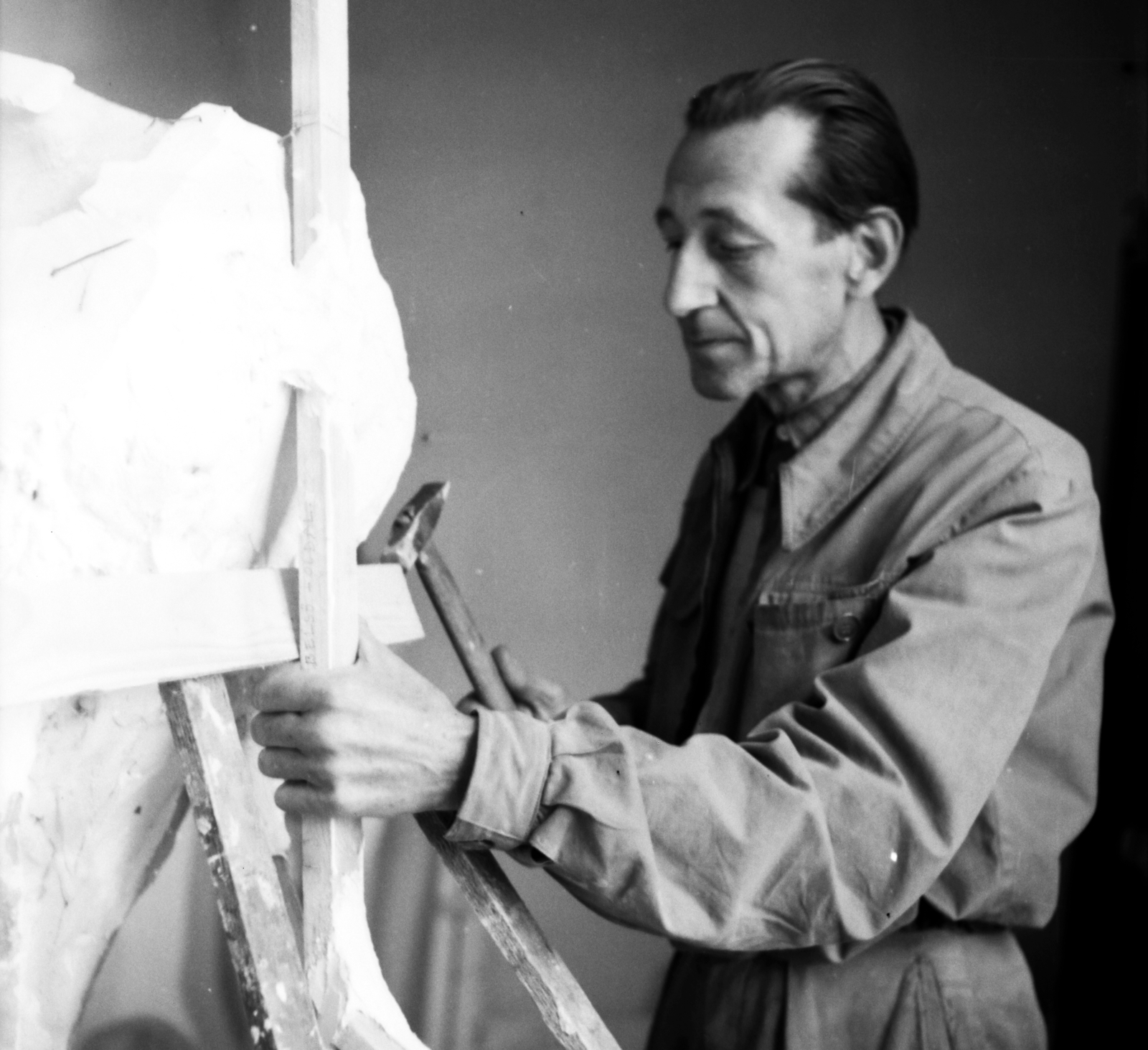 Magyarország, Vilt Tibor szobrászművész műtermében., 1956, Aradi Péter, Szenczi Mária, műterem, híres ember, szerszám, Fortepan #117489