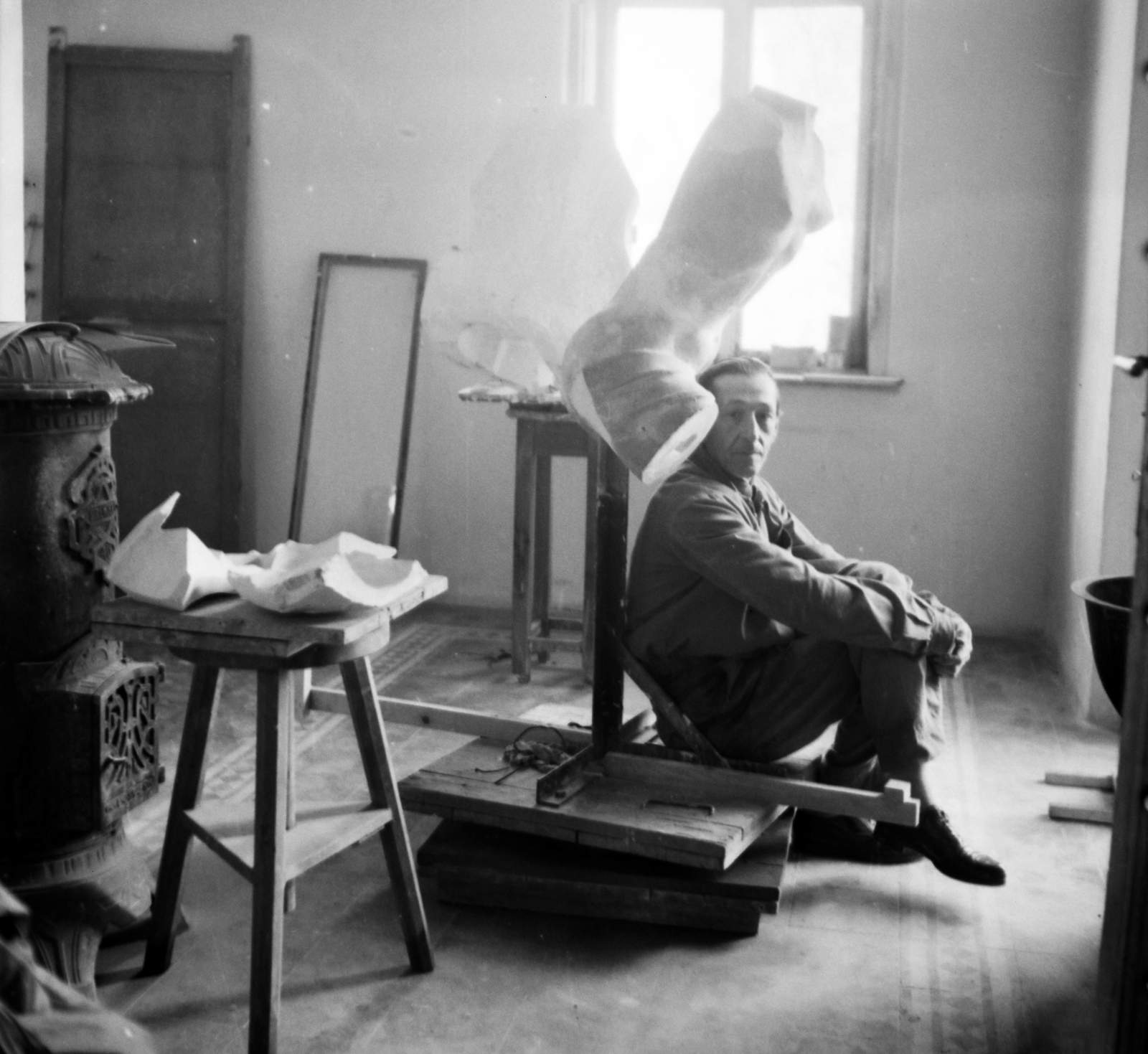 Magyarország, Vilt Tibor szobrászművész műtermében., 1956, Aradi Péter, Szenczi Mária, műterem, Fortepan #117495
