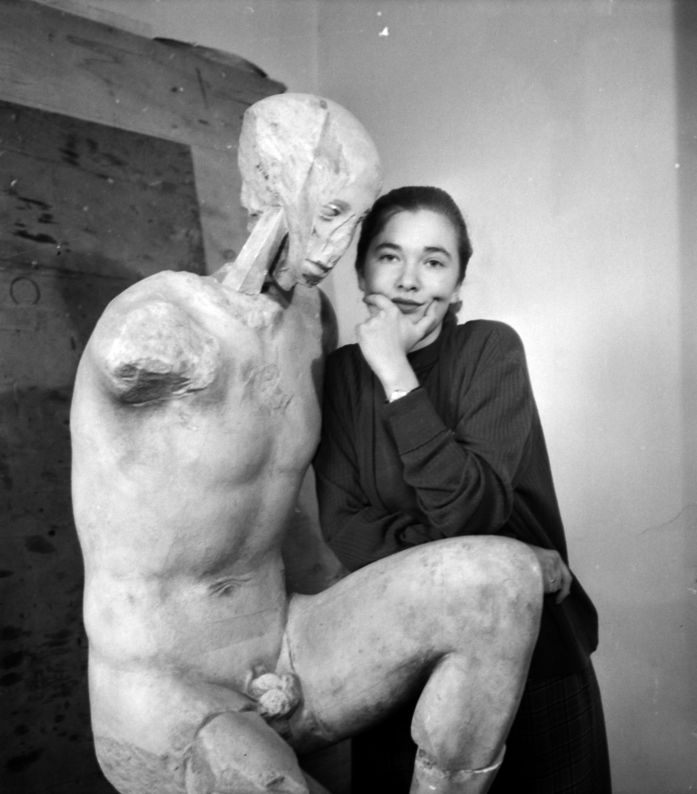 Magyarország, Vilt Tibor szobrászművész műterme., 1956, Aradi Péter, Szenczi Mária, hölgy, könyökölni, Best of, Fortepan #117499