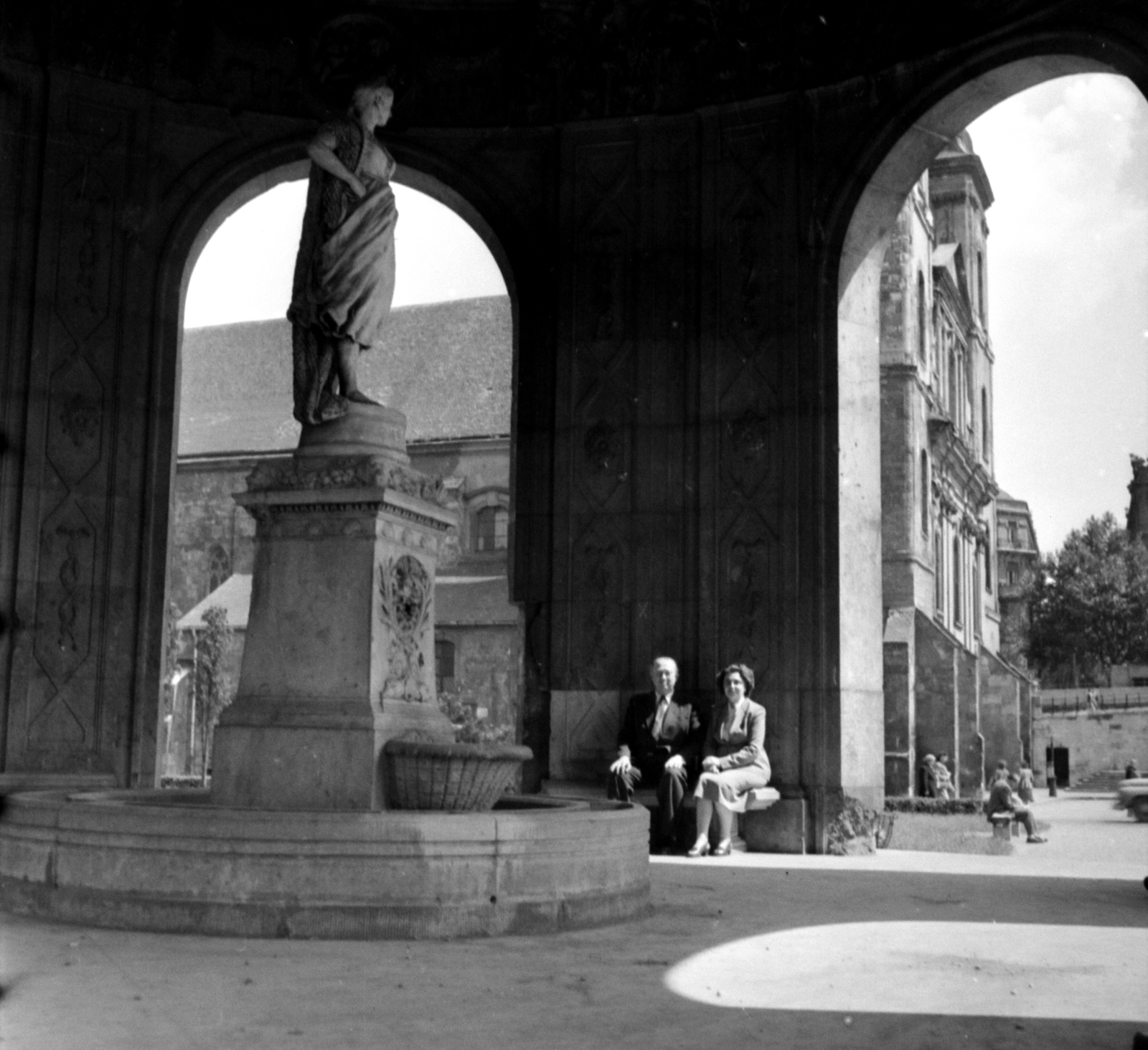 Hungary, Budapest V., Március 15. tér, Erzsébet királyné emlékművének csarnoka, a királyné szobra helyén Stróbl Alajos alkotása a Halászlány-kút látható. Háttérben a Belvárosi templom., 1955, Aradi Péter, Szenczi Mária, monument, Budapest, photo aspect ratio: square, Fortepan #117509