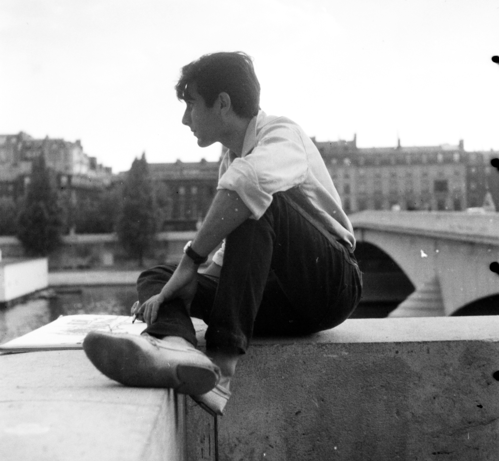 France, Paris, Szajna-part a Louvre előtt, jobbra a Pont Royal., 1959, Aradi Péter, Szenczi Mária, man, sitting, shore, shirt, viewing, Fortepan #117523
