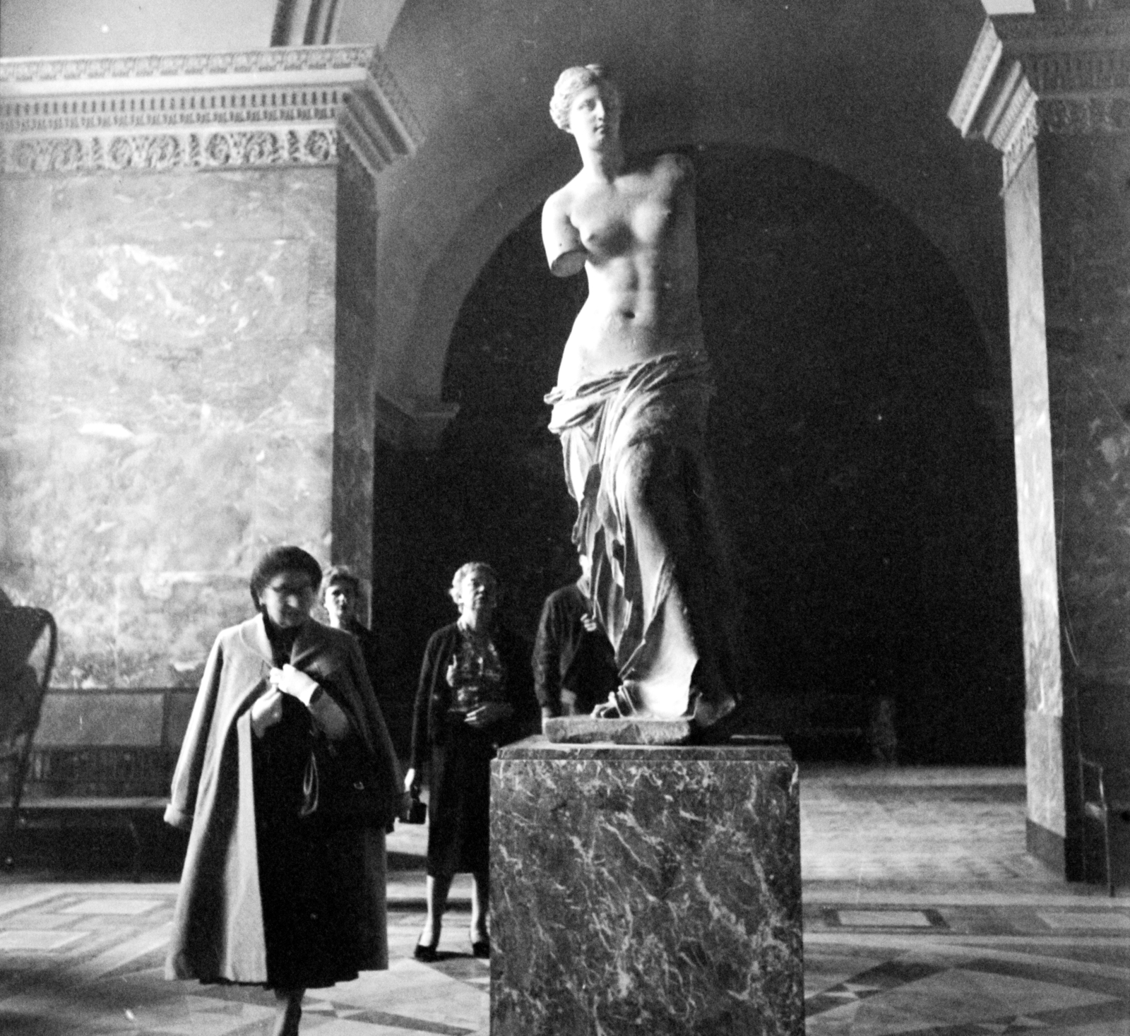 France, Paris, Louvre, a milói Vénusz, Aphrodité istennő szobra., 1959, Aradi Péter, Szenczi Mária, sculpture, museum, Fortepan #117528