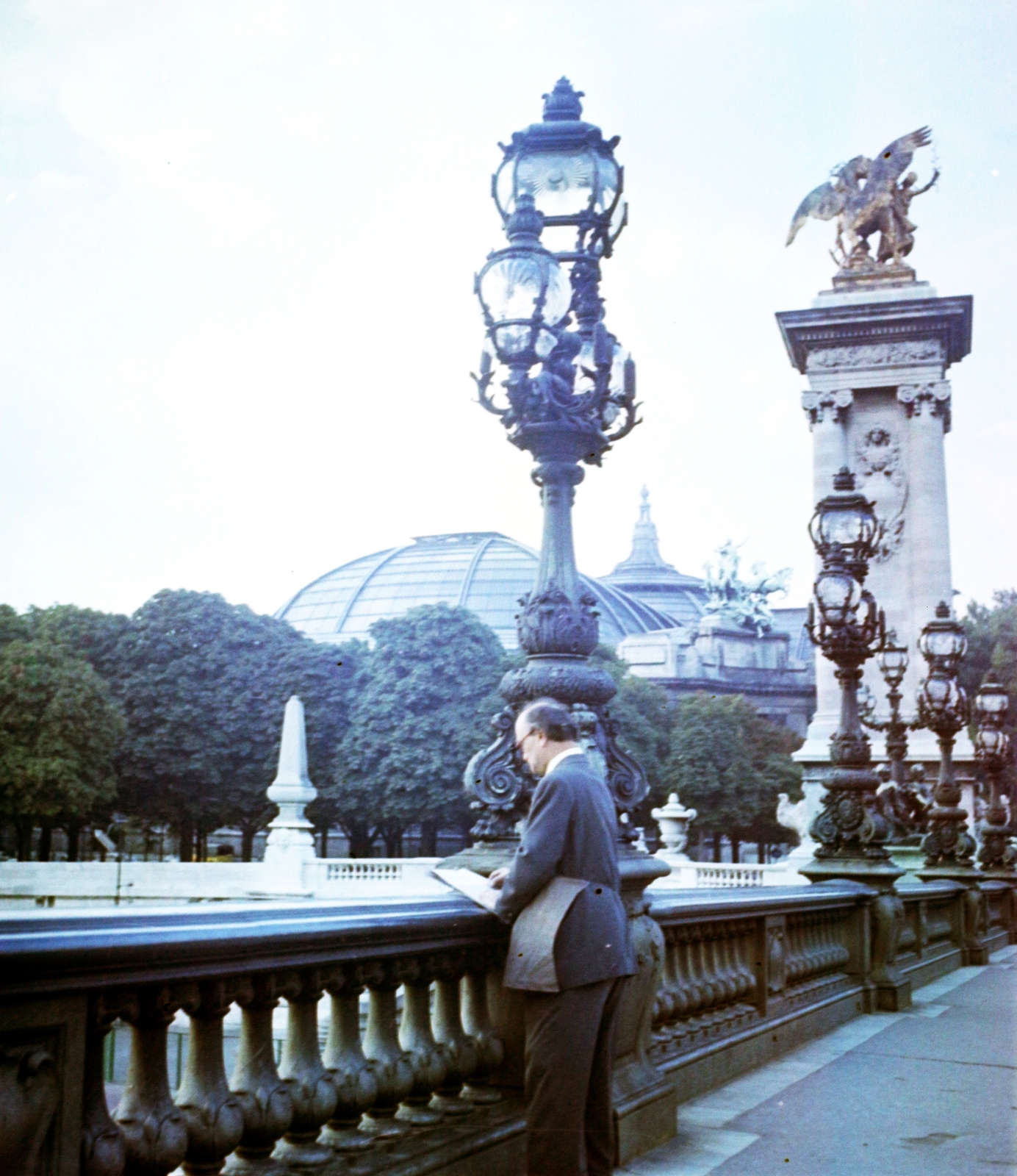 France, Paris, III. Sándor híd, háttérben a Grand Palais., 1959, Aradi Péter, Szenczi Mária, colorful, Fortepan #117537