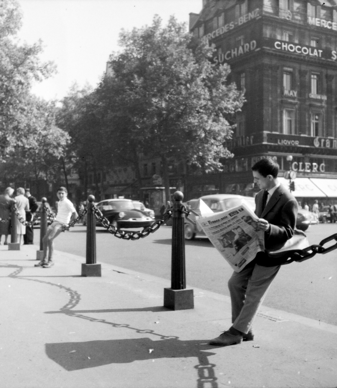 France, Paris, Place de l'Opéra, jobbra a Boulevard des Capucines torkolata., 1959, Aradi Péter, Szenczi Mária, reading, newspaper, Fortepan #117548