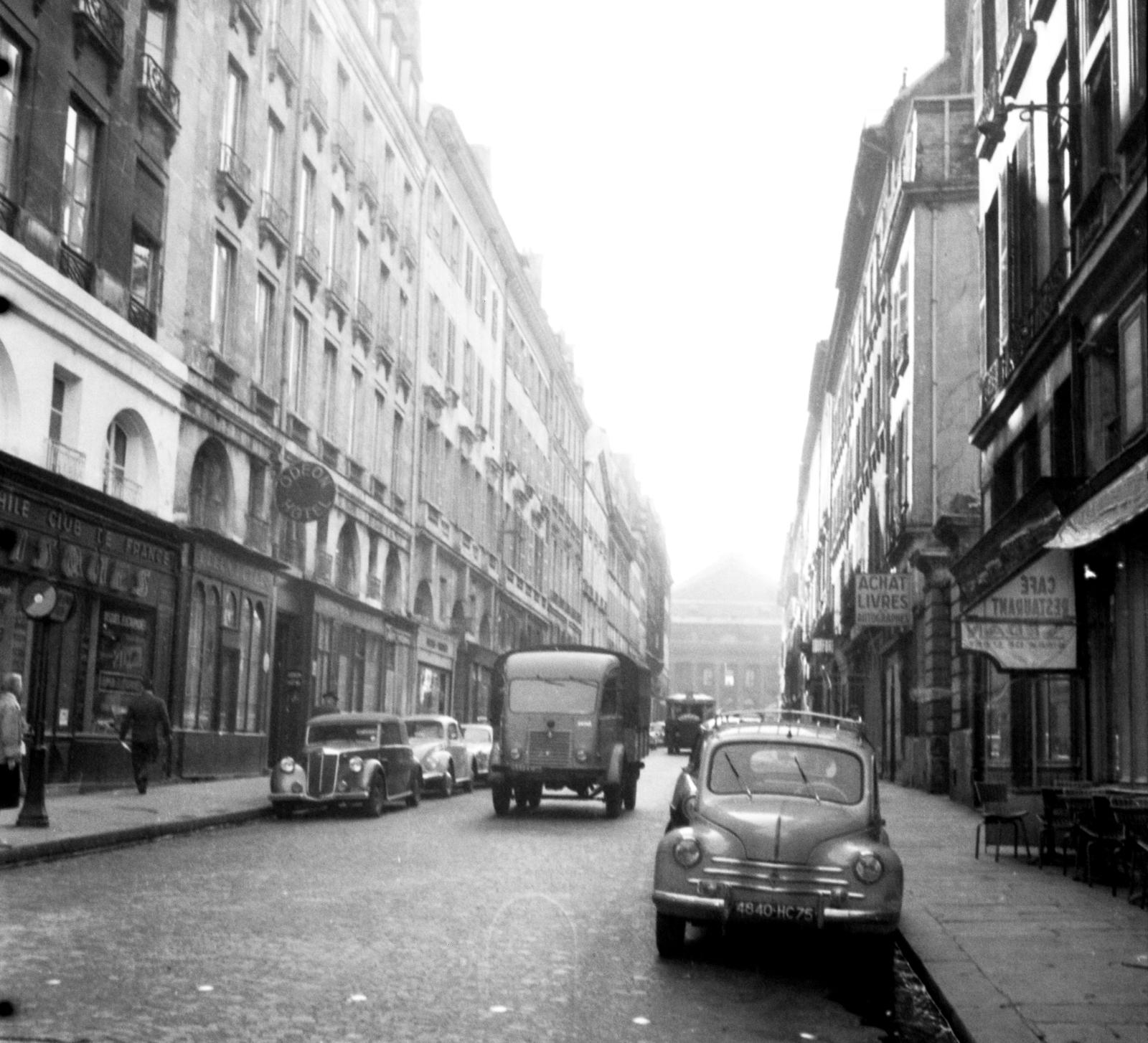 Franciaország, Párizs, Rue de l'Odéon a Carrefour de l'Odéon felől nézve., 1959, Aradi Péter, Szenczi Mária, Fortepan #117559