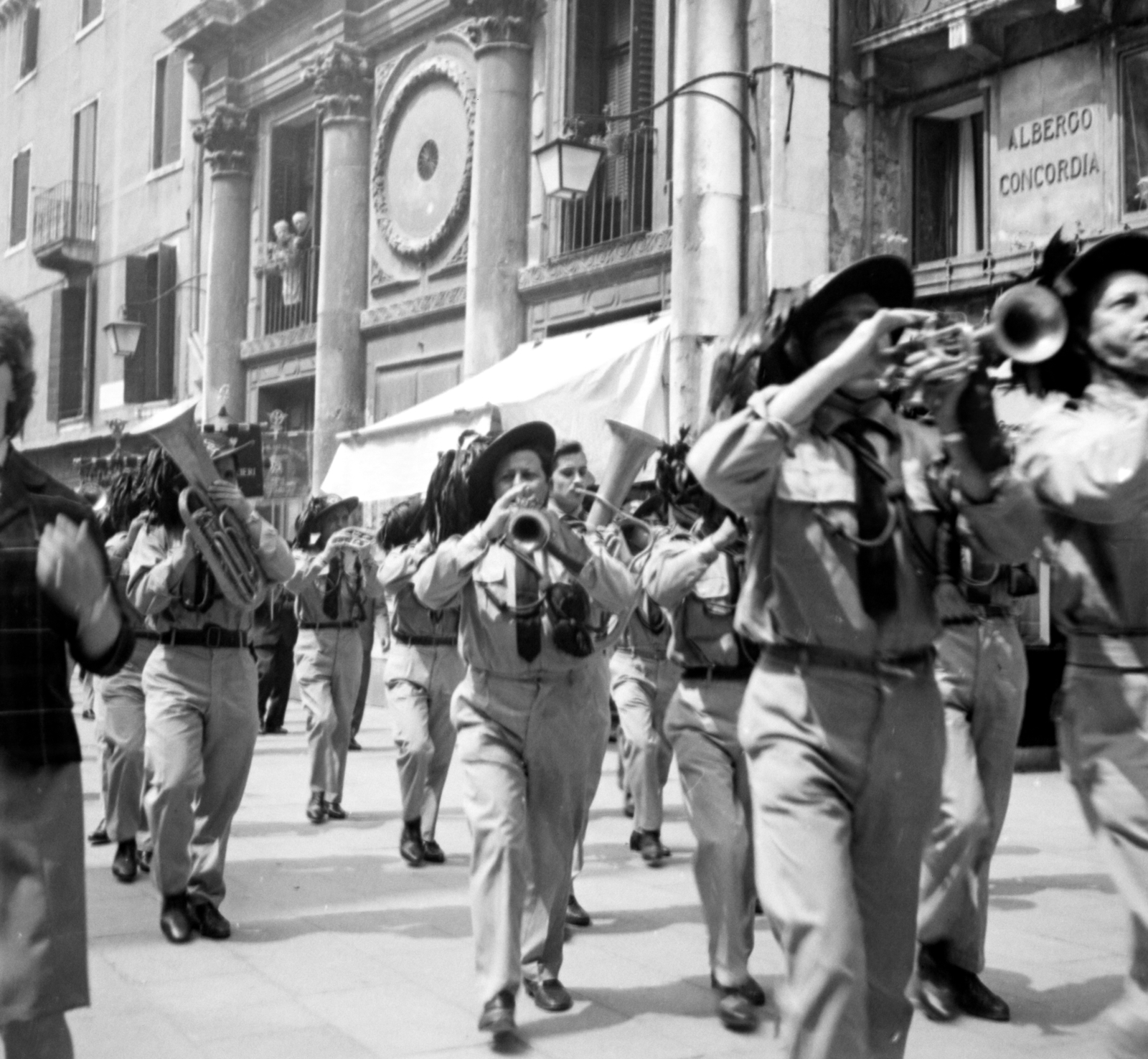 Olaszország, Velence, Piazzetta dei Leoncini, szemben az egykori San Basso-templom (később hangversenyterem)., 1965, Aradi Péter, Szenczi Mária, zenekar, Fortepan #117564