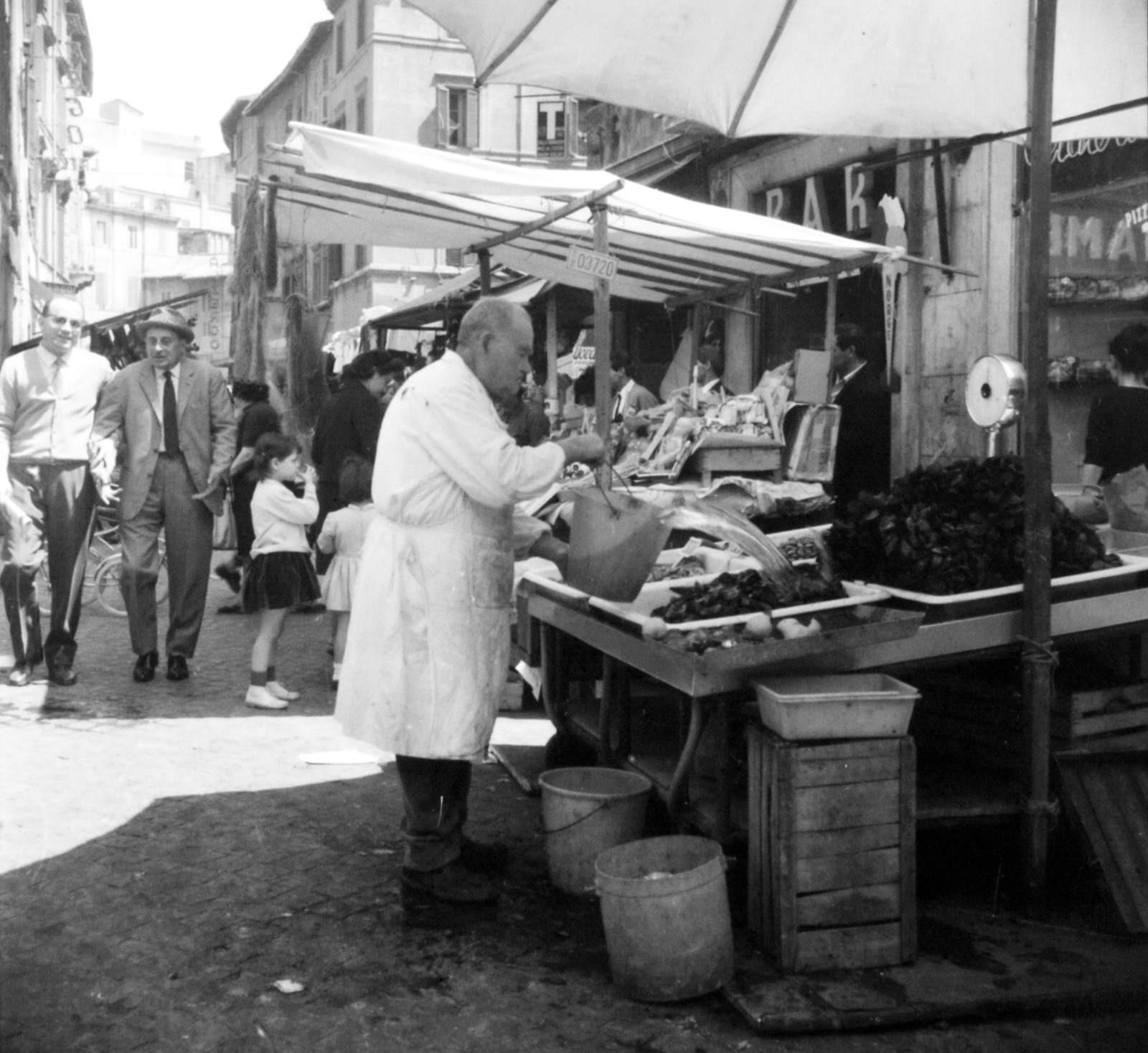 Italy, Rome, Piazza dei Fiori a Via del Biscione felé nézve., 1965, Aradi Péter, Szenczi Mária, market, shopping, Fortepan #117565