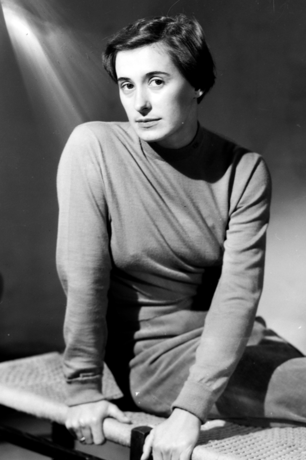 Hungary, Túry Mária festőművész., 1955, Aradi Péter, Szenczi Mária, woman, portrait, posture, celebrity, Fortepan #117572