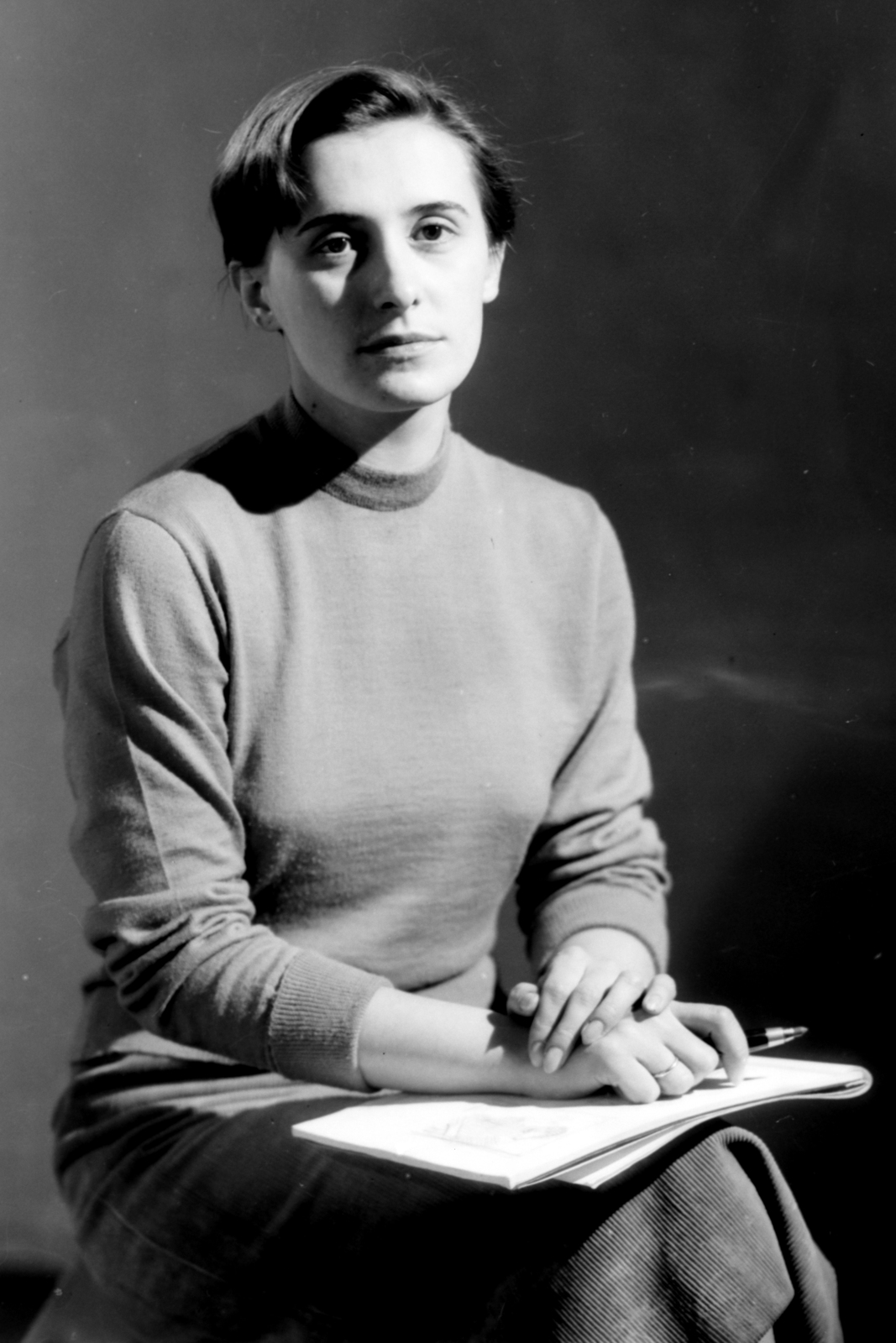 Hungary, Túry Mária festőművész., 1955, Aradi Péter, Szenczi Mária, woman, portrait, posture, celebrity, Fortepan #117576