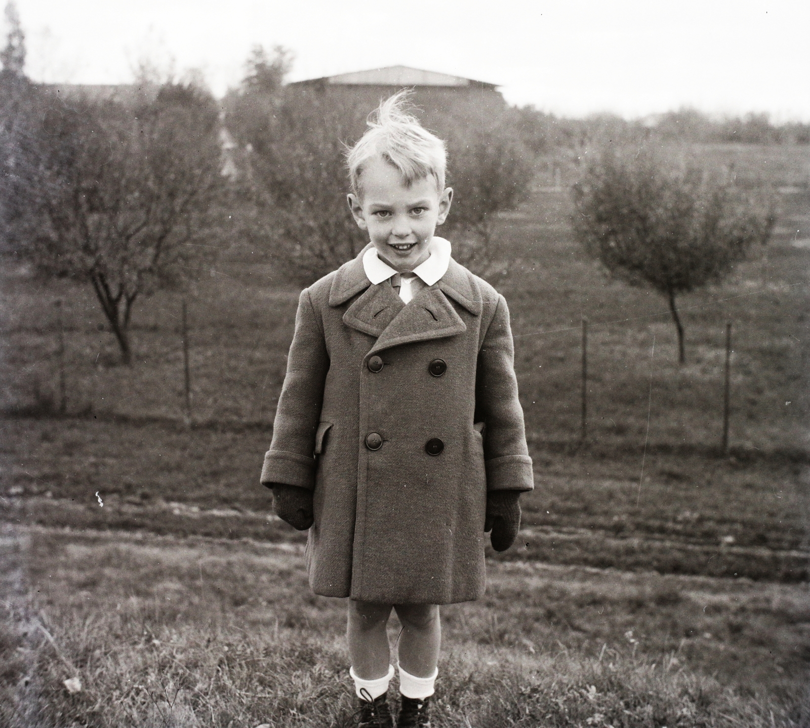 Magyarország, Halásztelek, (ekkor Tököl külterülete), a Duna árvízvédelmi töltése, háttérben a Korbuly birtok., 1936, Korbuly, dupla soros kabát, kisfiú, Fortepan #117581
