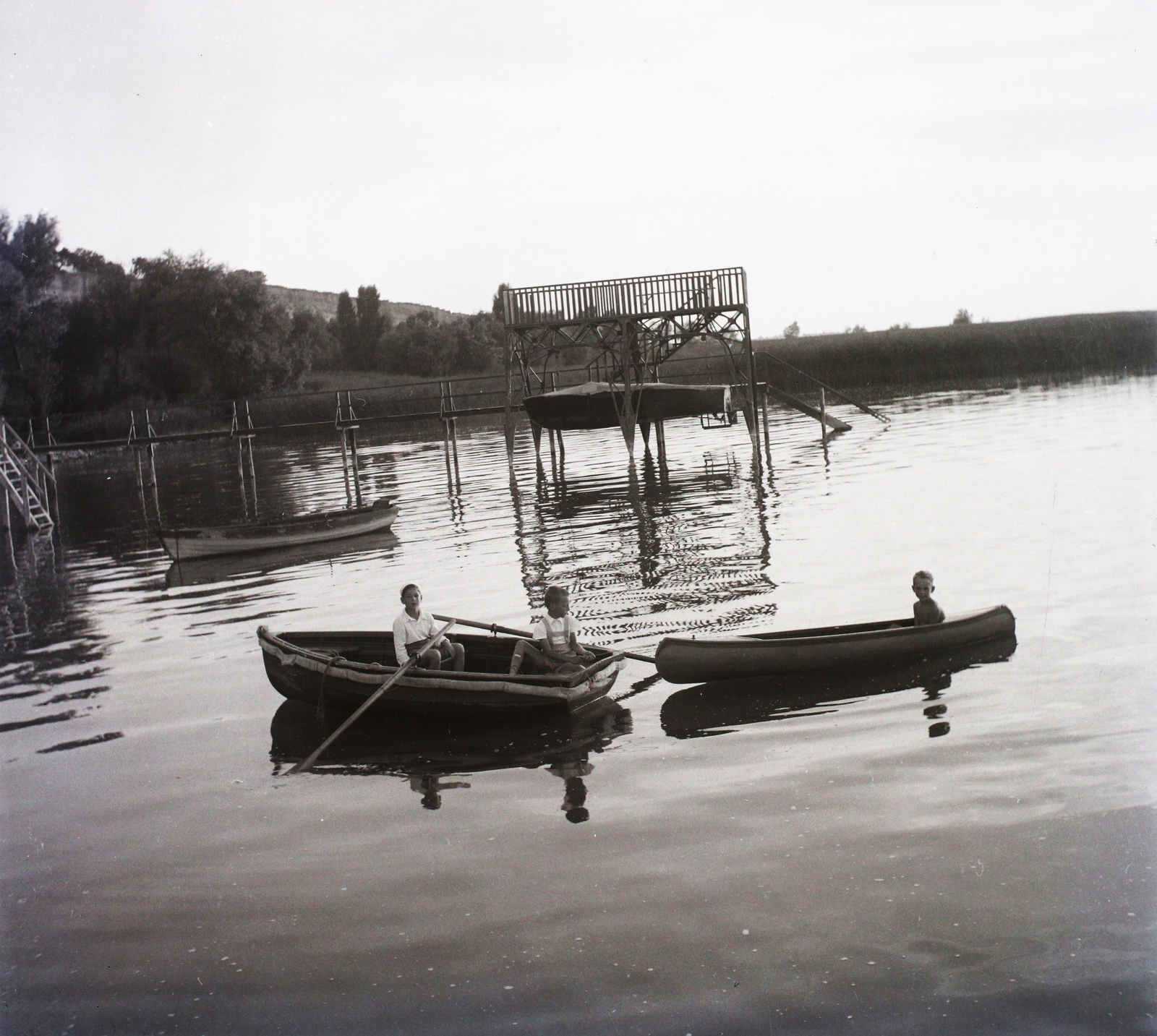 Hungary, Balatonföldvár, Strand., 1934, Korbuly, boat, kids, pier, canoe, Lake Balaton, Fortepan #117593