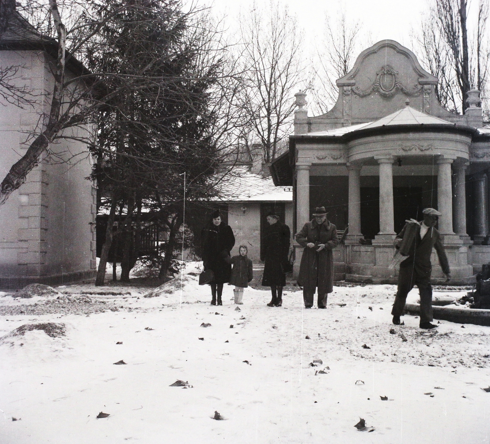 Hungary, Balatonföldvár, Rákóczi utca 27., Korbuly Károly villája.(később a Landler Jenő MÁV Járműjavító Üzem üdülője, majd SZOT munkásszálló, ma magántulajdon)., 1935, Korbuly, Fortepan #117606