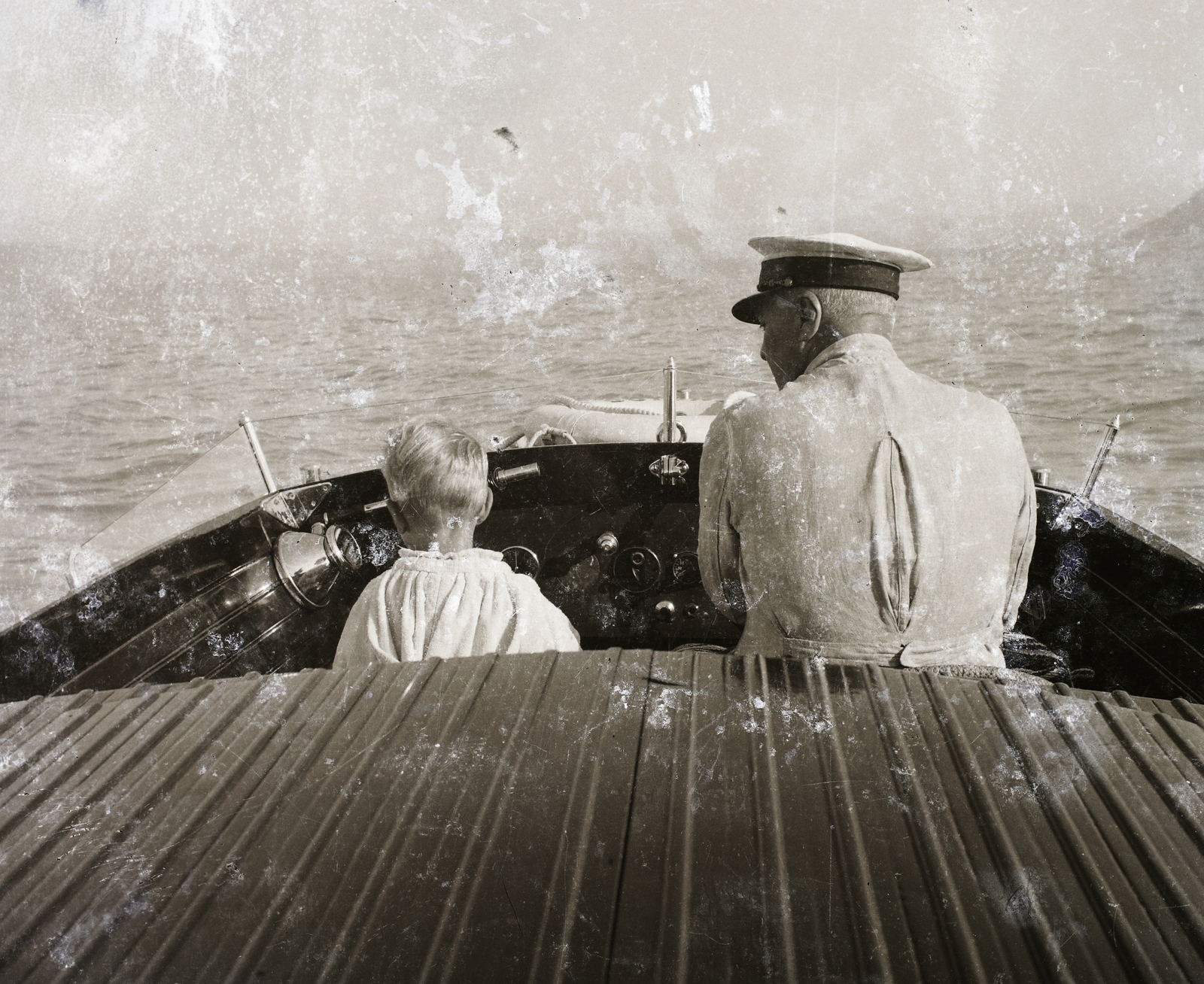 Hungary,Lake Balaton, Korbuly Károly „Botond“ nevű motorcsónakja Balatonföldvár térségében., 1936, Korbuly, motorboat, peaked cap, Fortepan #117616