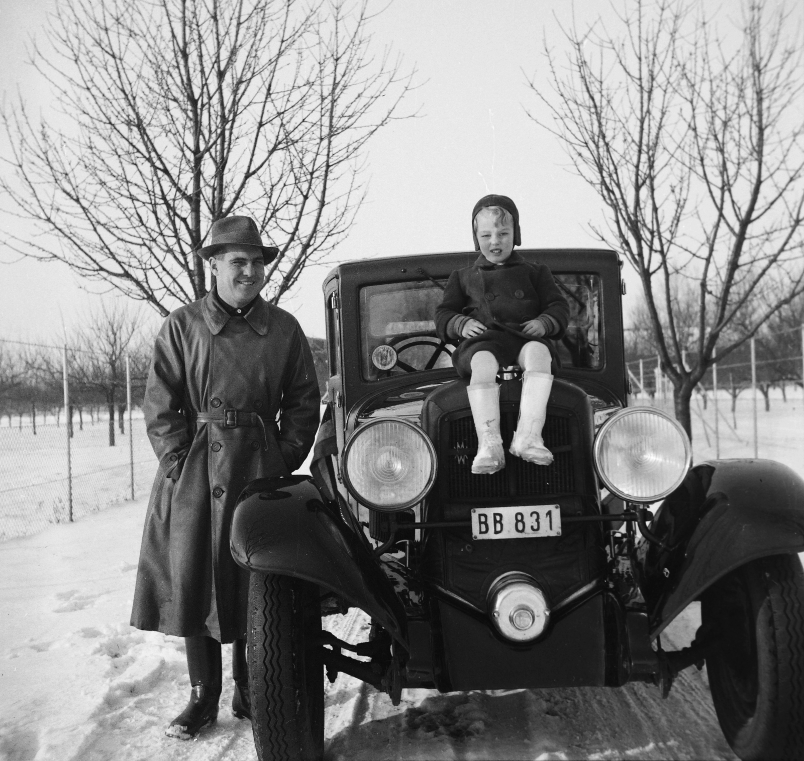 Hungary, Halásztelek, (ekkor Tököl külterülete), a mai Korbuly utca., 1935, Korbuly, number plate, girls'n'cars, leather jacket, sitting on a car, Fortepan #117628