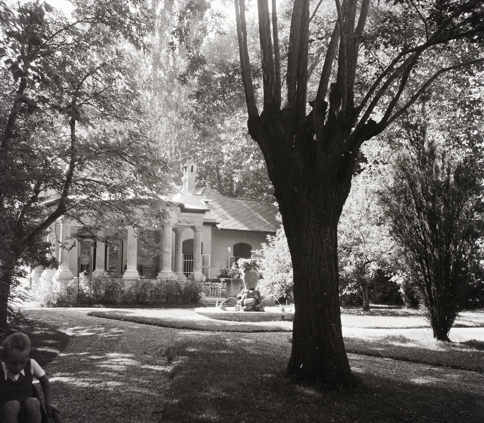 Hungary, Balatonföldvár, Rákóczi utca 27., Korbuly Károly villája.(később a Landler Jenő MÁV Járműjavító Üzem üdülője, majd SZOT munkásszálló, ma magántulajdon)., 1935, Korbuly, fountain, Fortepan #117635