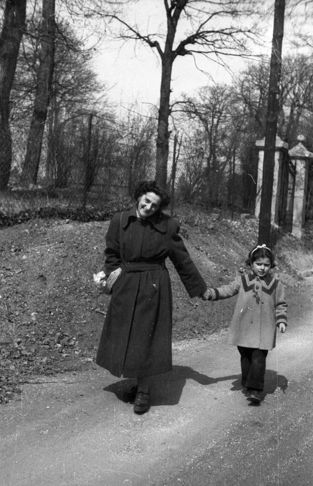1950, Dán Zsuzsanna, girl, hold hands, mother, Fortepan #117651