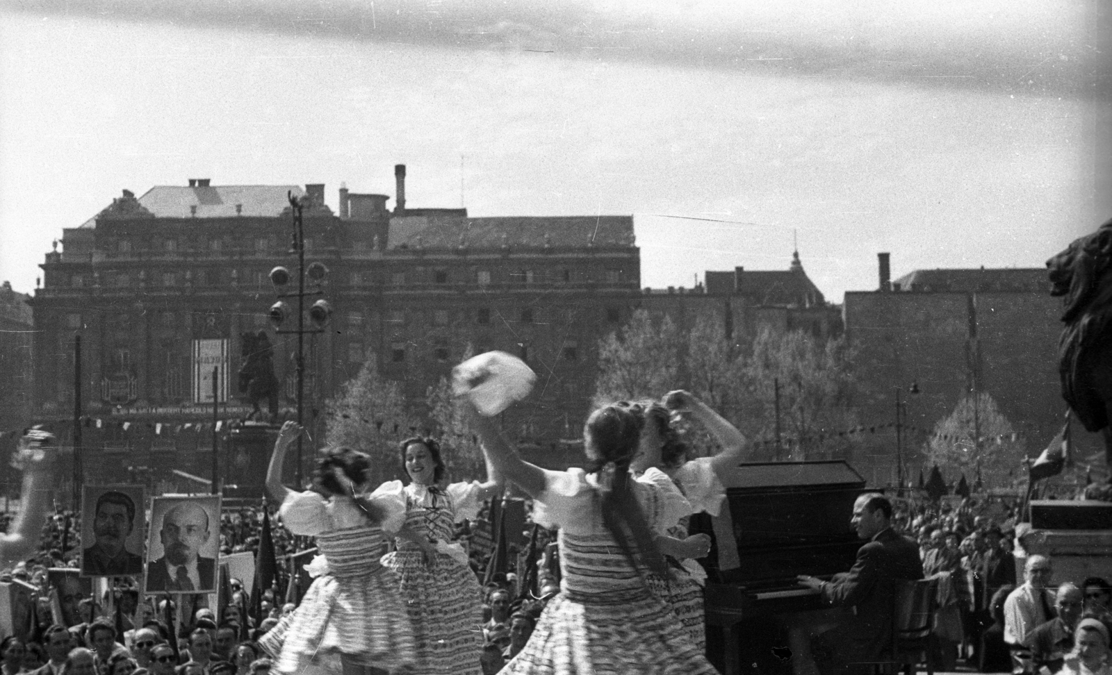 Hungary, Budapest V., Kossuth Lajos tér, május 1-i ünnepség. A háttérben balra a tér 10. és 9. számú épülete., 1950, Dán Zsuzsanna, folk costume, Budapest, festive, dance, piano, Fortepan #117667