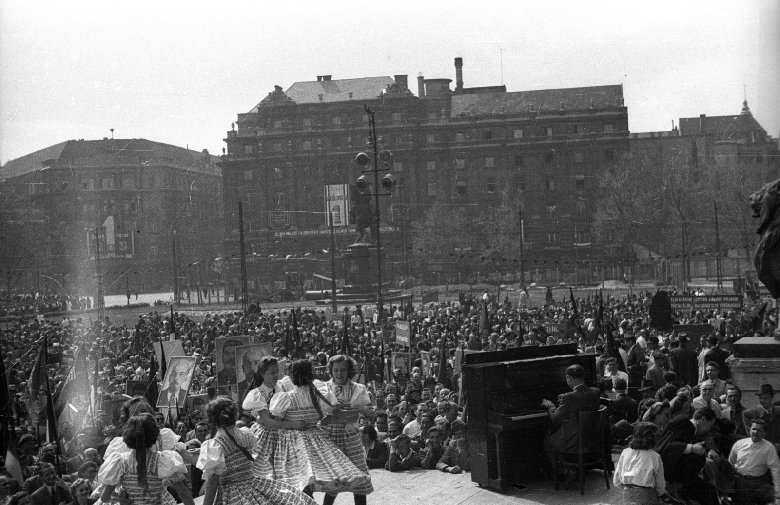 Hungary, Budapest V., Kossuth Lajos tér, május 1-i ünnepség. Szemben a tér 10. és 9. számú épülete, balra a Vértanúk tere (Ságvári tér)., 1950, Dán Zsuzsanna, Budapest, festive, mass, dance, folk costume, 1st of May parade, Lenin-portrayal, Fortepan #117670