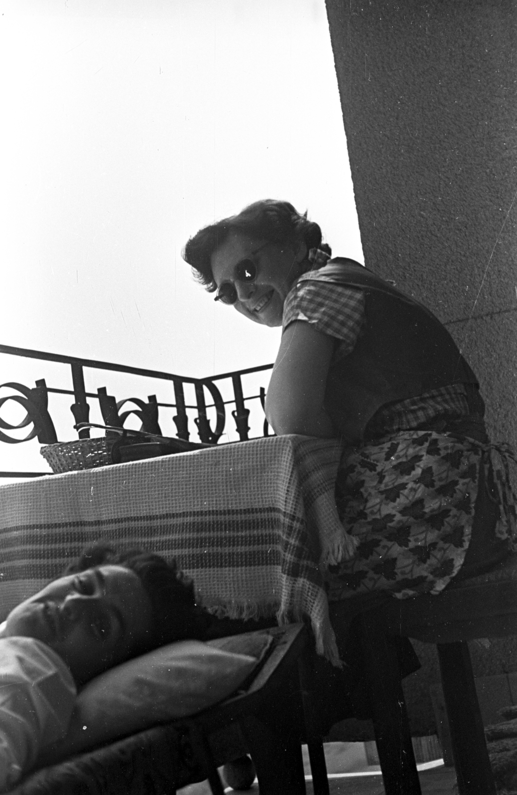 Magyarország, Budapest XII., Melinda út 30-32., korábban Melinda társas-üdülőház, a felvétel az egyik erkélyen készült., 1951, Dán Zsuzsanna, Budapest, nők, erkély, asztal, ferde, Fortepan #117681