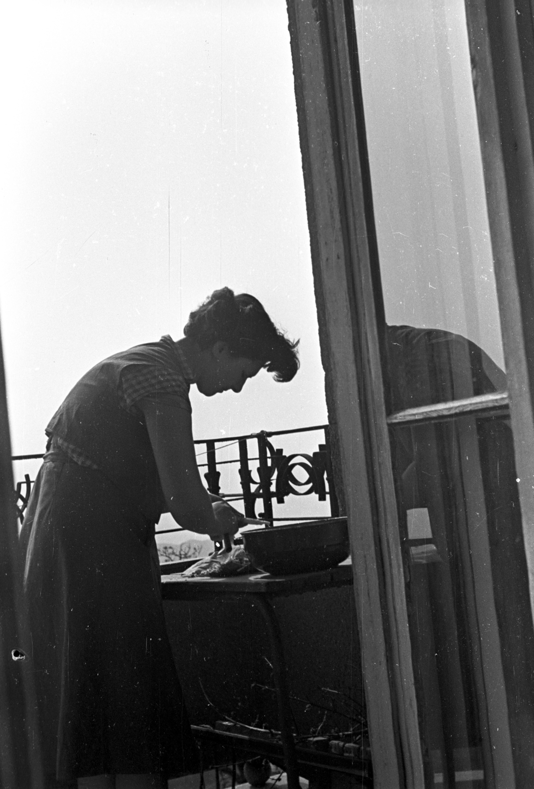 Magyarország, Budapest XII., Melinda út 30-32., korábban Melinda társas-üdülőház egyik erkélye., 1951, Dán Zsuzsanna, Budapest, erkély, hölgy, ferde, Fortepan #117682