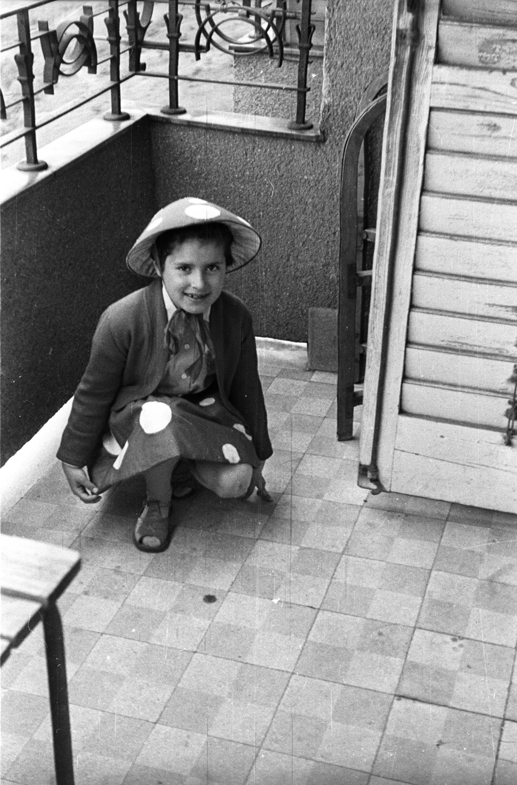 Magyarország, Budapest XII., Melinda út 30-32., korábban Melinda társas-üdülőház, a felvétel az egyik erkélyen készült., 1951, Dán Zsuzsanna, Budapest, jelmez, kislány, erkély, zsalugáter, Fortepan #117683