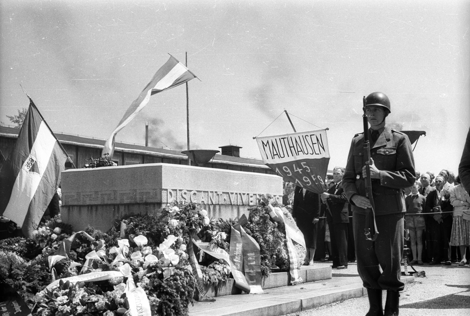 Austria, Mauthausen, az egykori koncentrációs tábor, Appellplatz (gyülekezőhely), emlékmű. Ünnepség a tábor felszabadulásának évfordulóján., 1959, Dán Zsuzsanna, uniform, Austrian soldier, guard of honour, Fortepan #117688