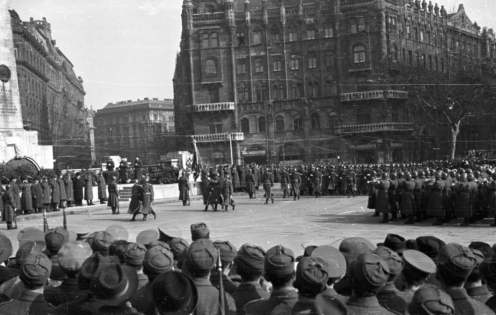 Hungary, Budapest V., Szabadság tér, szemben balra az Aulich utca, jobbra a Perczel Mór utca. Koszorúzási ünnepség a szovjet hősi emlékműnél., 1955, Dán Zsuzsanna, Budapest, Soviet memorial, festive, Fortepan #117696